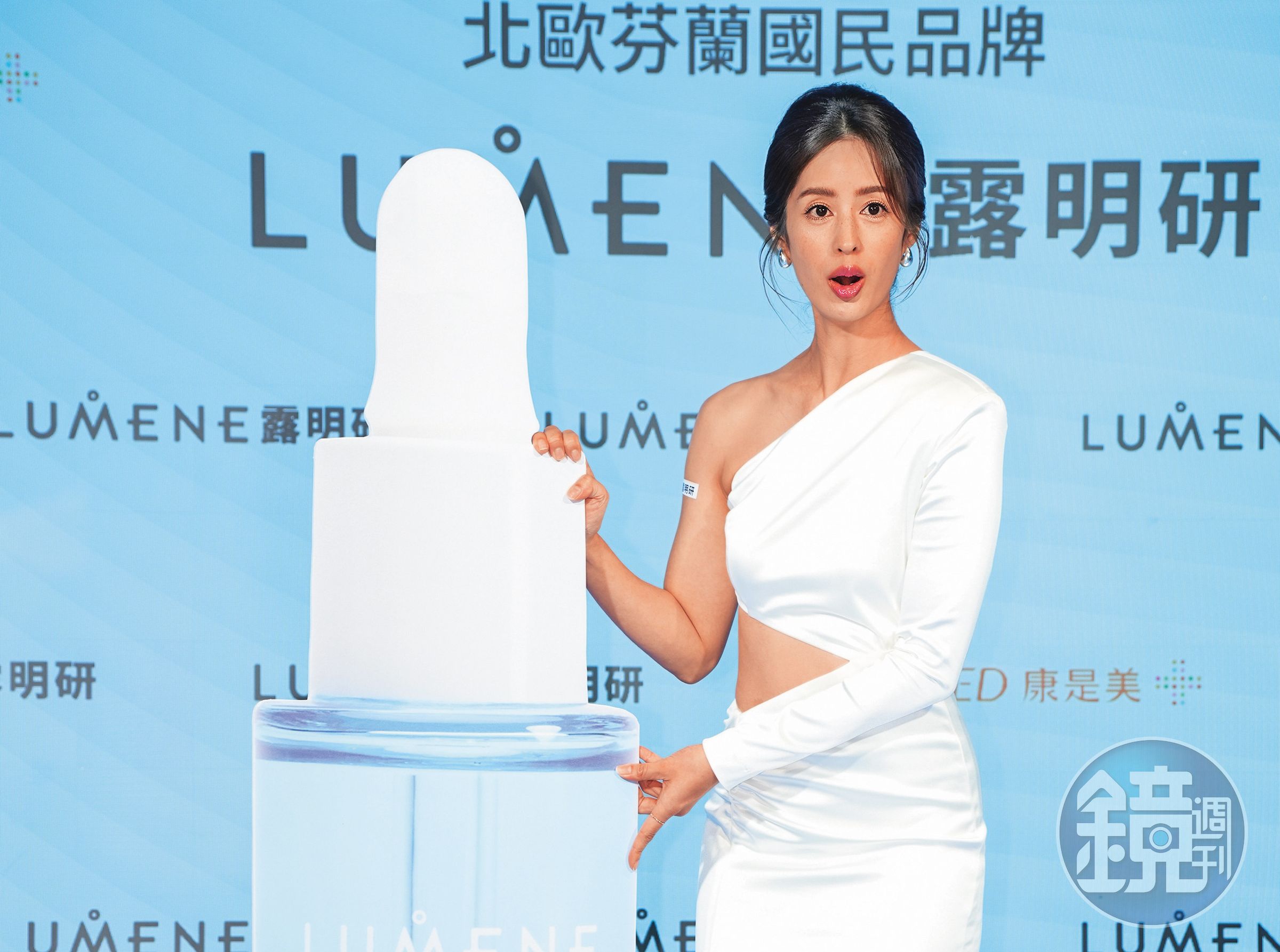 看莫允雯這小蠻腰，活動前應該有進行「微絕食」吧？（誤）