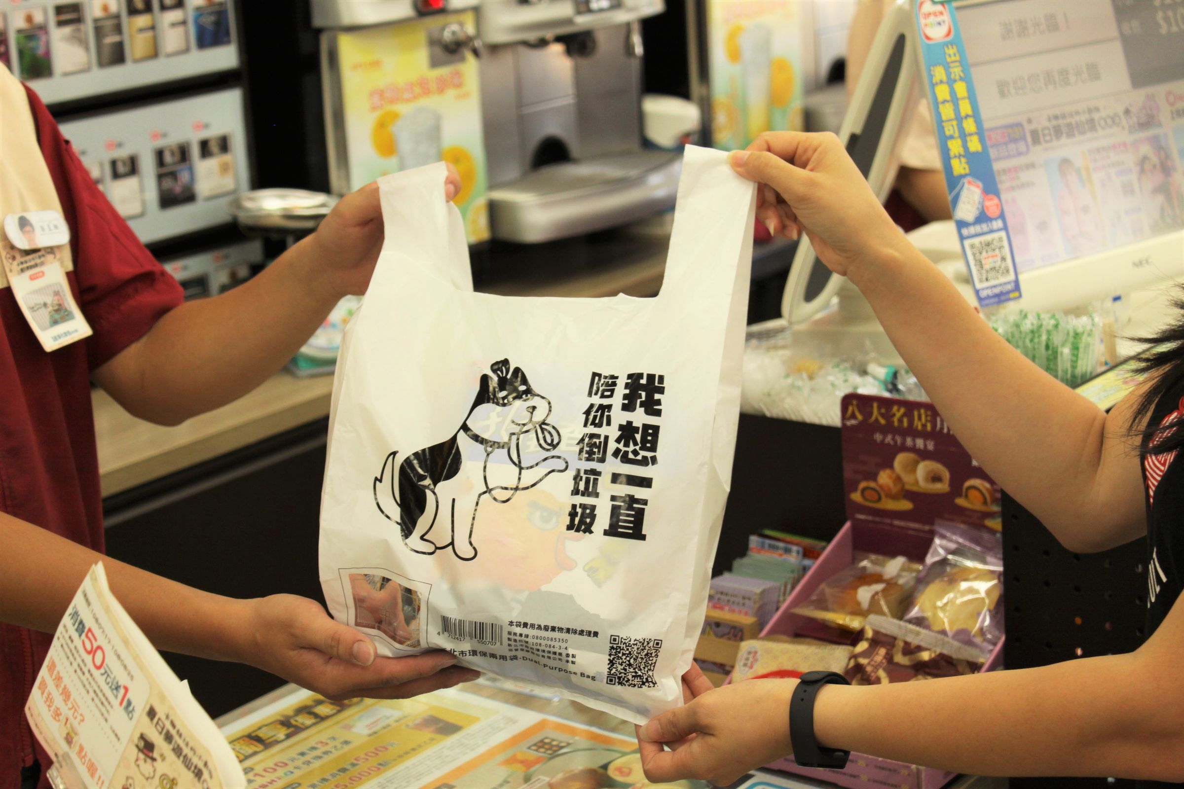 環保局在2019年首次與台藝大合作推出限定版、限量400萬個白色「垃圾話」環保兩用袋,大獲使用者好評。(新北市環保局提供)