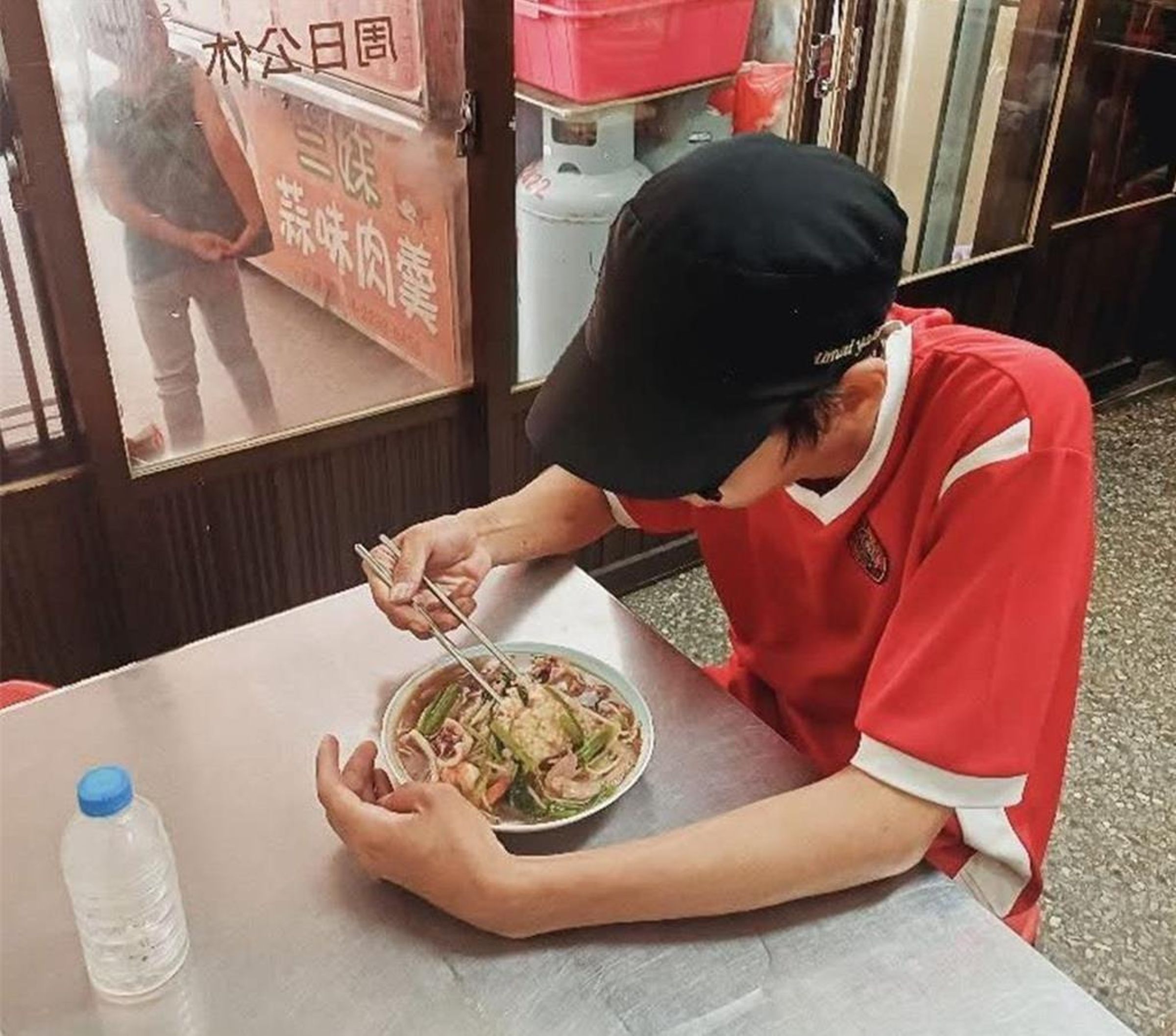 台中1名21歲黃姓黑戶青年,因流落街頭被里長發現後,近日全案才曝光。(翻攝自蘇乙青臉書)