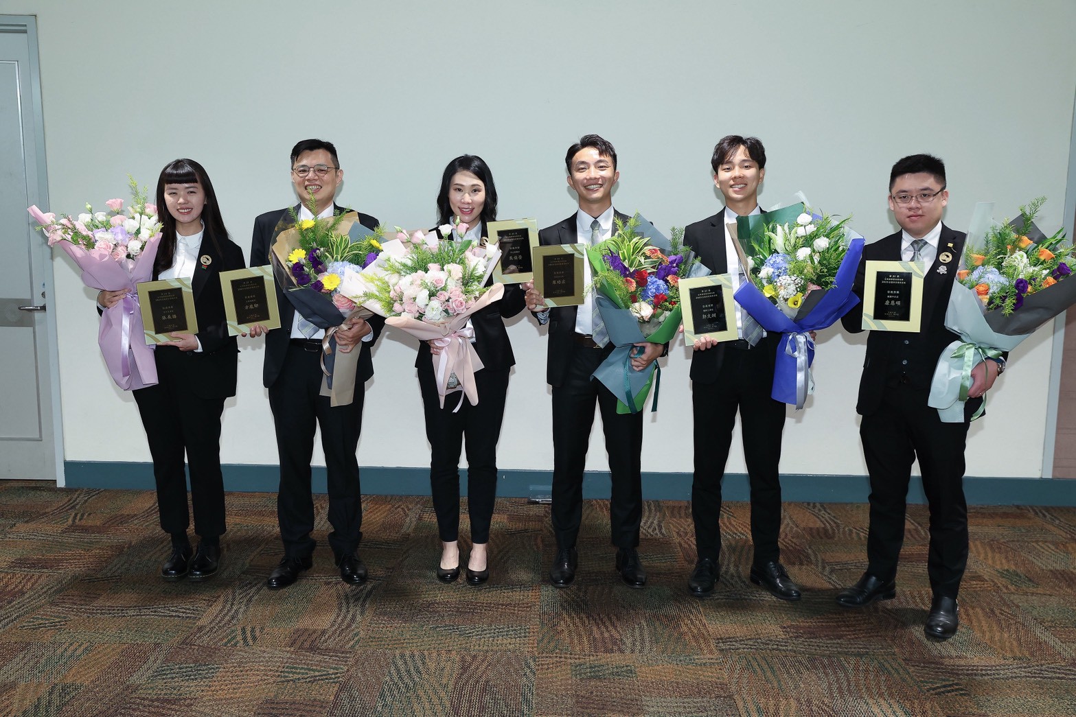 2025全國商店優良店長表揚暨傑出店長選拔頒獎典禮日前舉行,信義房屋今年共有方龐邸、吳佳螢、康恩碩、羅晧宸、張辰語、郭文淵 6名店長獲頒優良店長。(信義房屋提供)