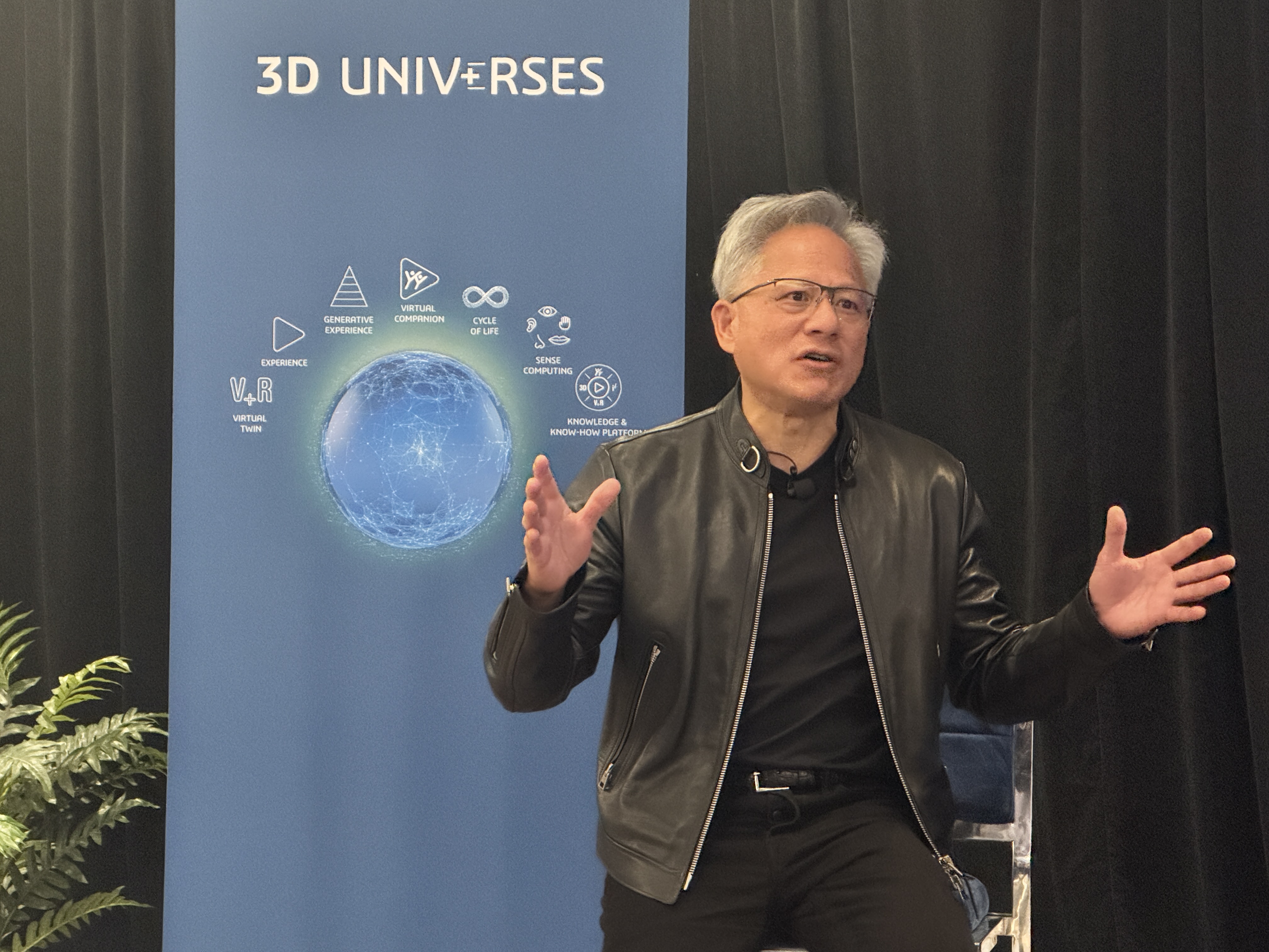 輝達執行長黃仁勳指出，AI驅動的「聰明機器人」是中小型公司自動化的關鍵。

