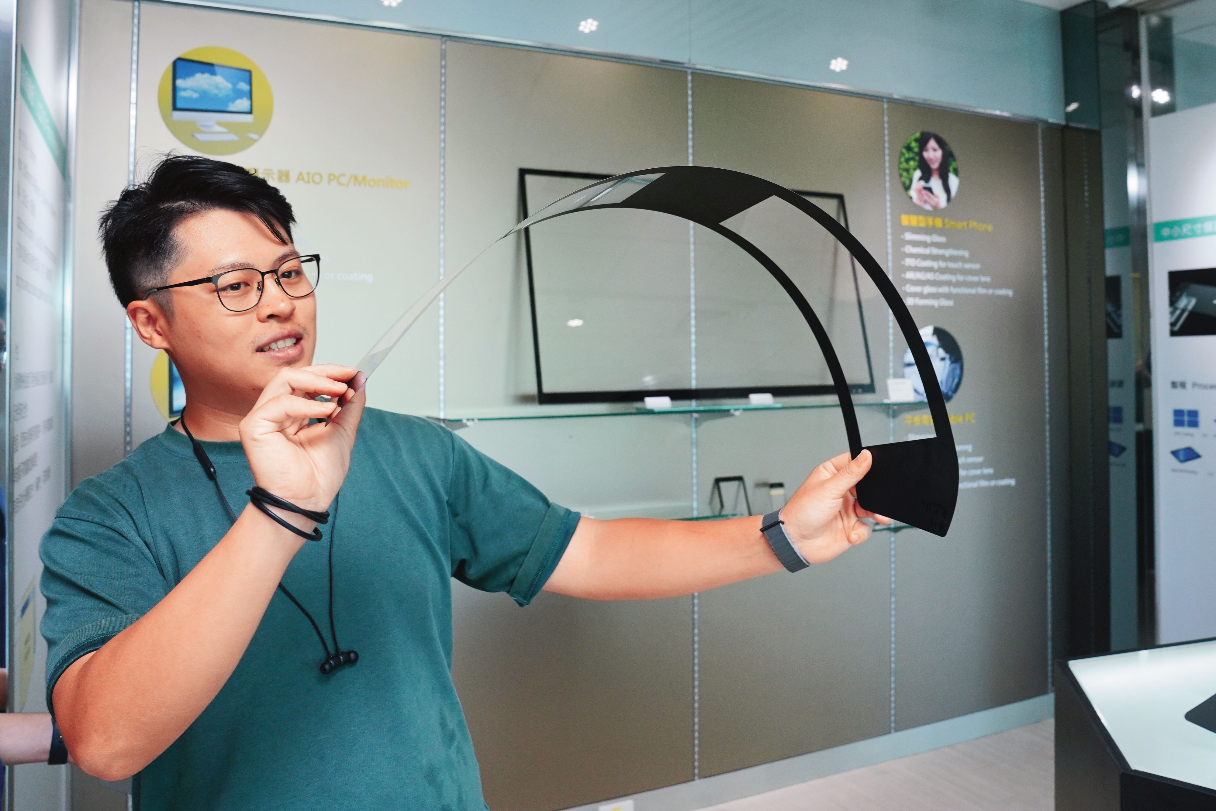 鍾志明把兒子鍾又新從鴻海召回來幫忙,擔任業務和項目經理負責接單。