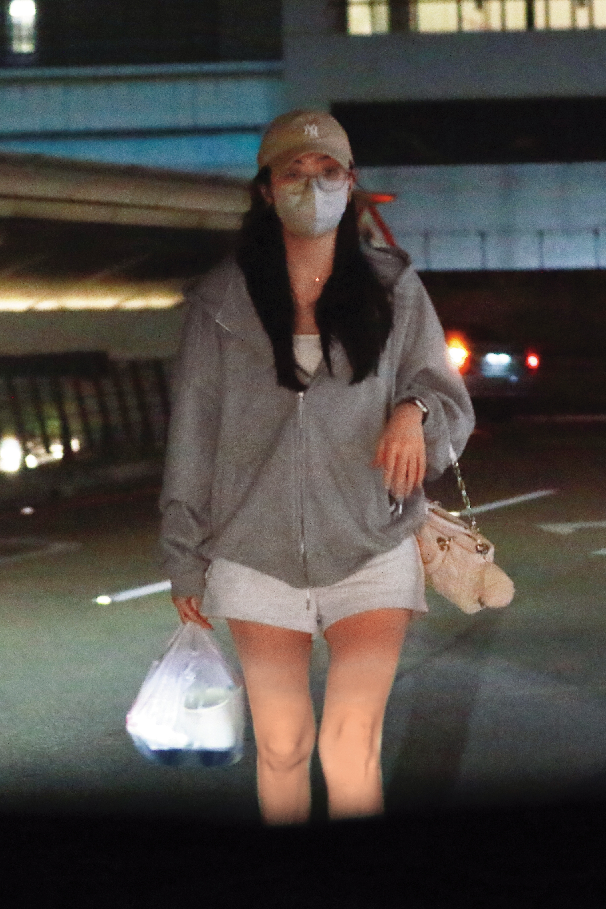 23：24，身休閒裝戴著帽子、眼鏡與口罩，大素顏的Cindy忽然下車，手提一袋食物。