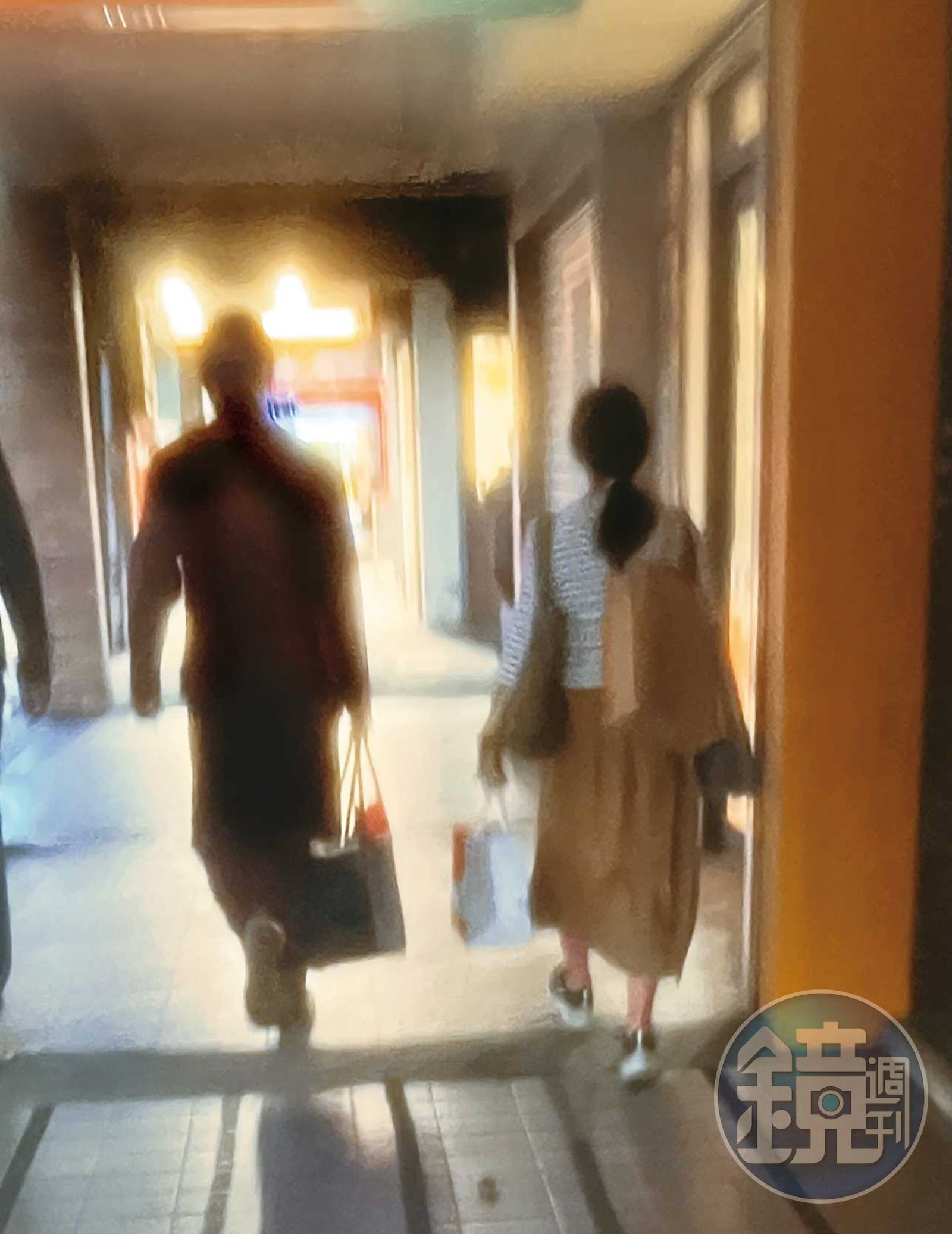 4/4 18：02，法會結束後，多傑仁卿（左）與一名女子（右）一同步行前往板橋高鐵站搭車