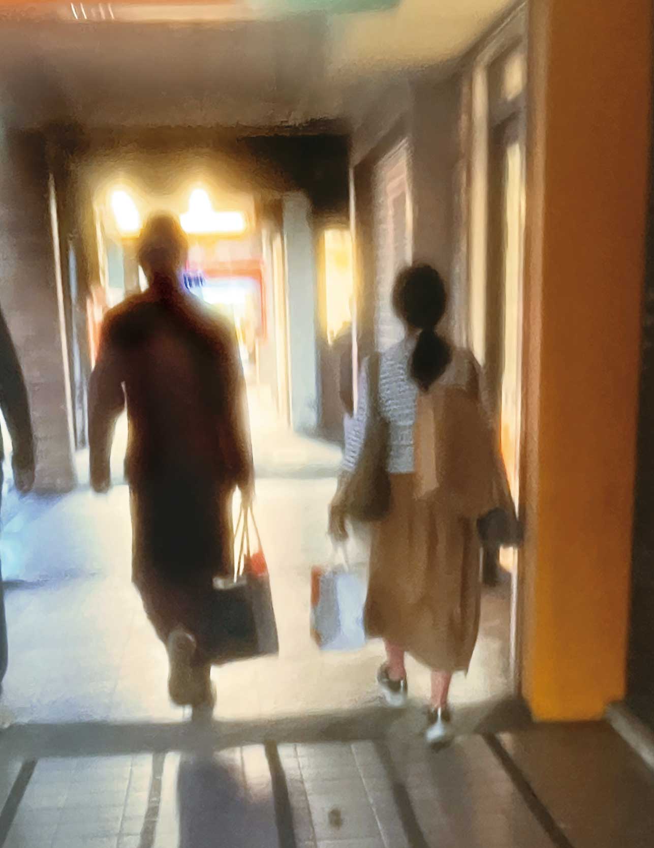 4/4 18:02 法會結束後,多傑仁卿(左)與一名女子(右)一同步行前往板橋高鐵站搭車。