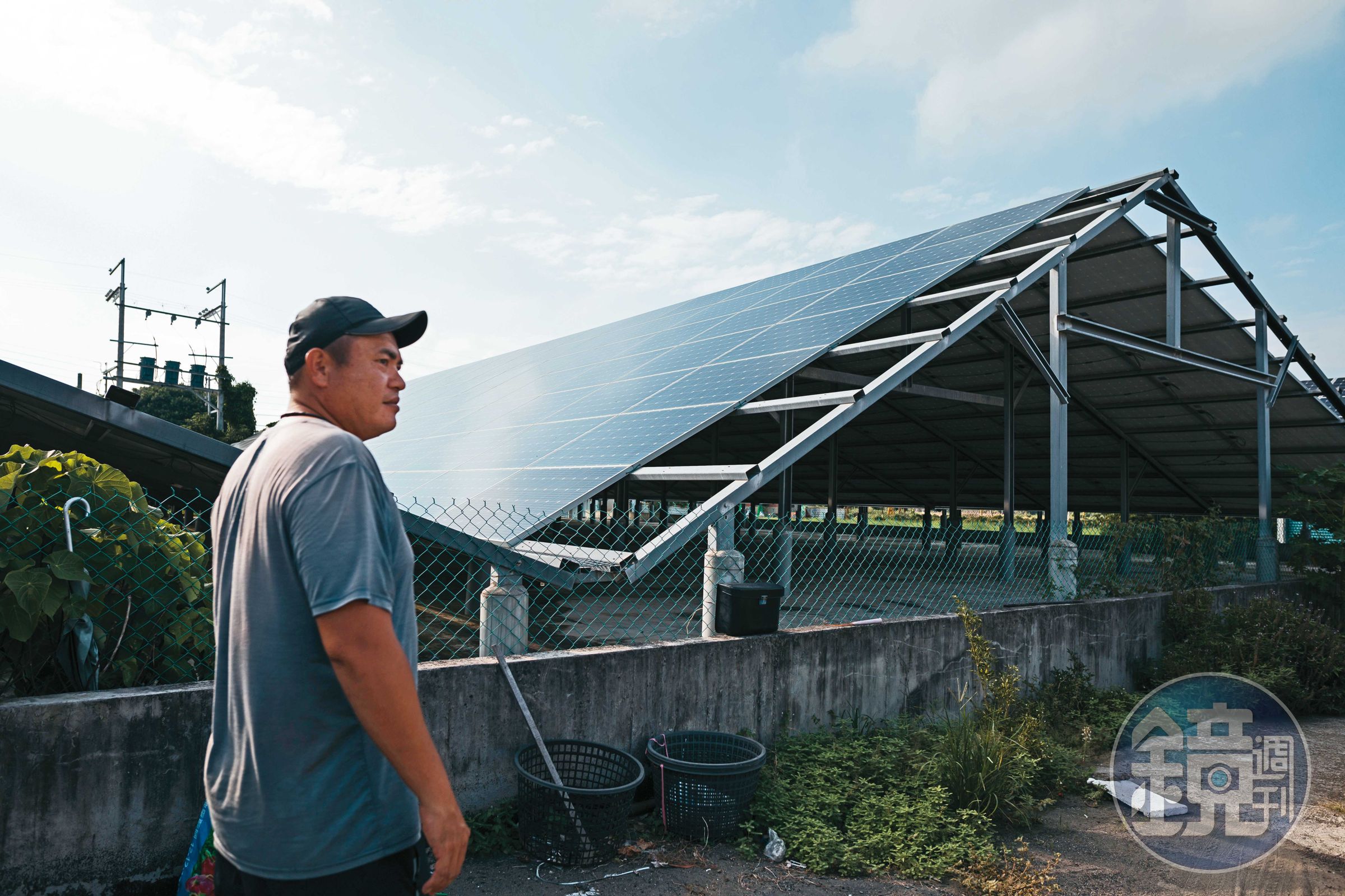陳宥霖帶我們來到村裡第一座地面型光電場,疑似有問題的逆變器發出刺耳的滋滋聲讓居民困擾不已,也因此對光電更反感。