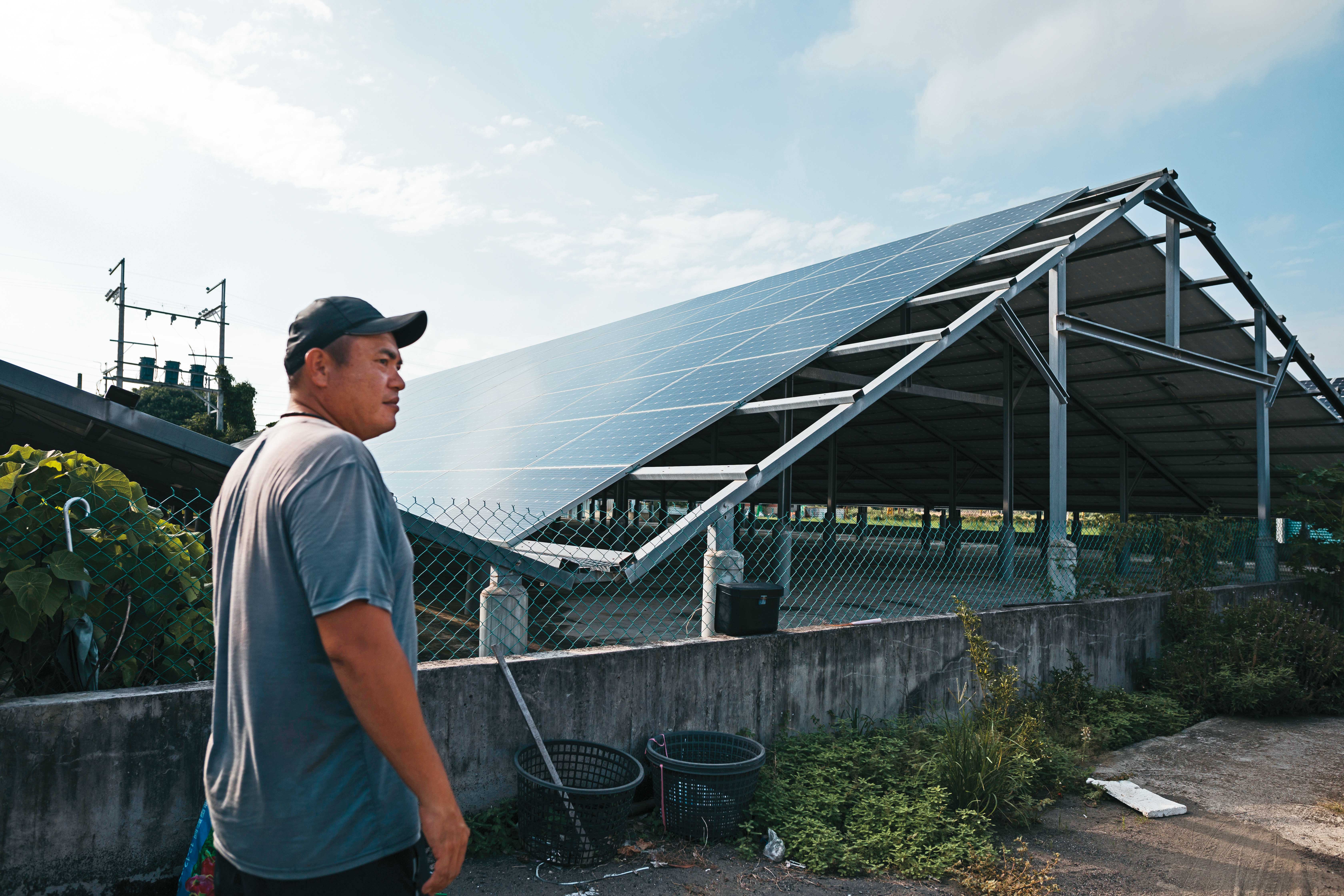 陳宥霖帶我們來到村裡第一座地面型光電場，疑似有問題的逆變器發出刺耳的滋滋聲讓居民困擾不已，也因此對光電更反感。