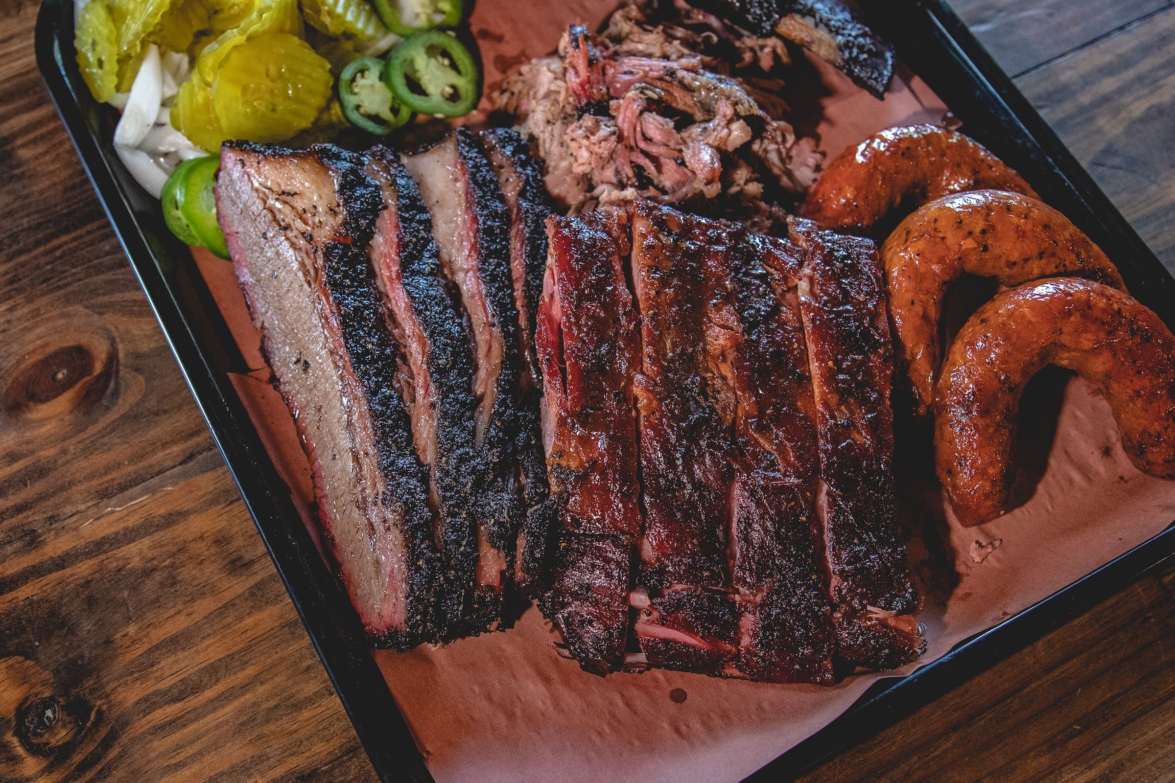 德州BBQ以煙燻牛胸肉、豬肋排與手工香腸聞名全球。(德州旅遊局提供)