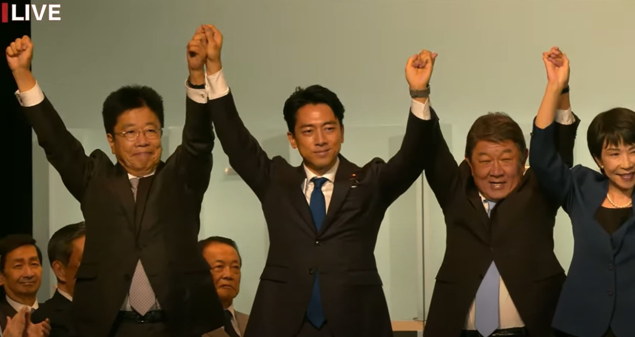 先前呼聲也不低的小泉進次郎(中)在議員票中拿下最高票,但總票數僅排名第3,無緣次輪。(翻攝自民黨YouTube直播)
