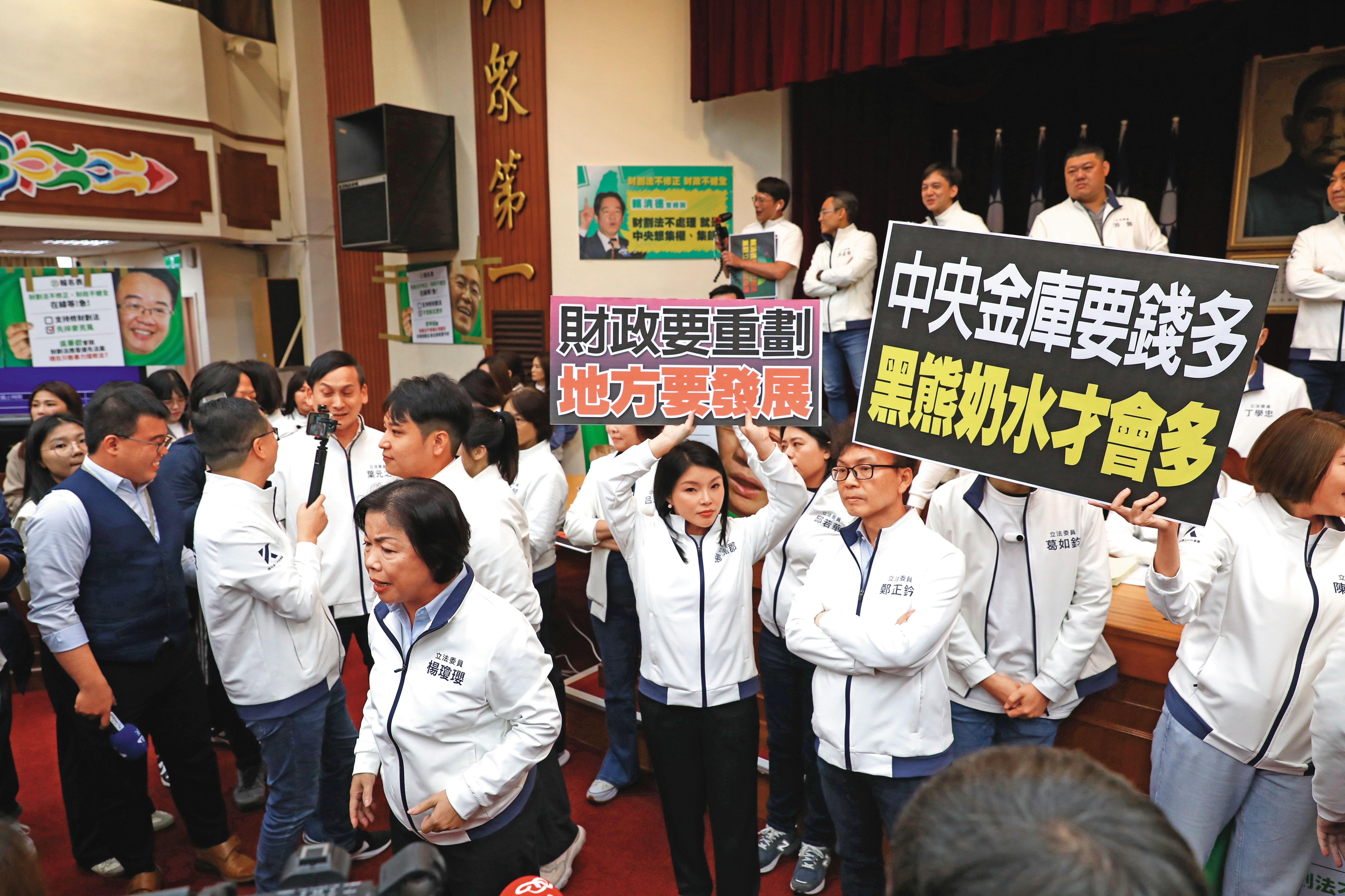 財政是嚴謹穩健、不能暴衝的國家基石，國、民兩大黨就不能坐下來好好談嗎？