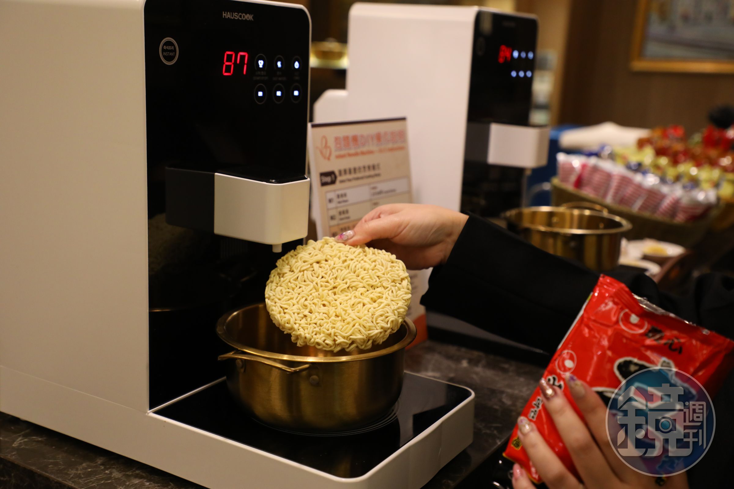 「宵香拾味」現場提供泡麵現煮還有海鮮粥,半夜也不怕肚子餓。