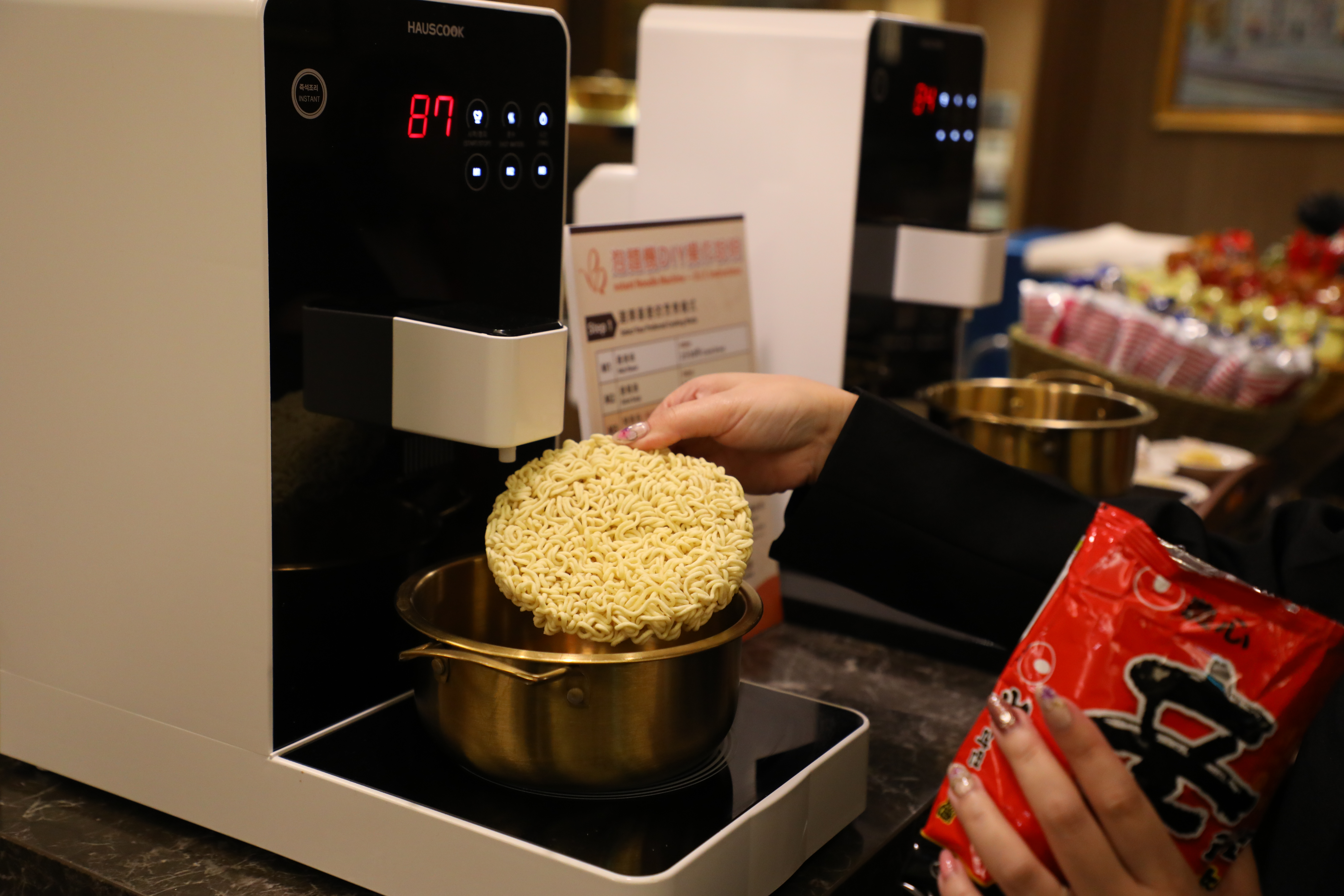 「宵香拾味」現場提供泡麵現煮還有海鮮粥，半夜也不怕肚子餓。