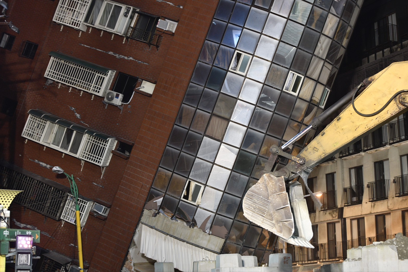 位於花蓮的天王星大樓，在強震發生後出現傾斜情況。