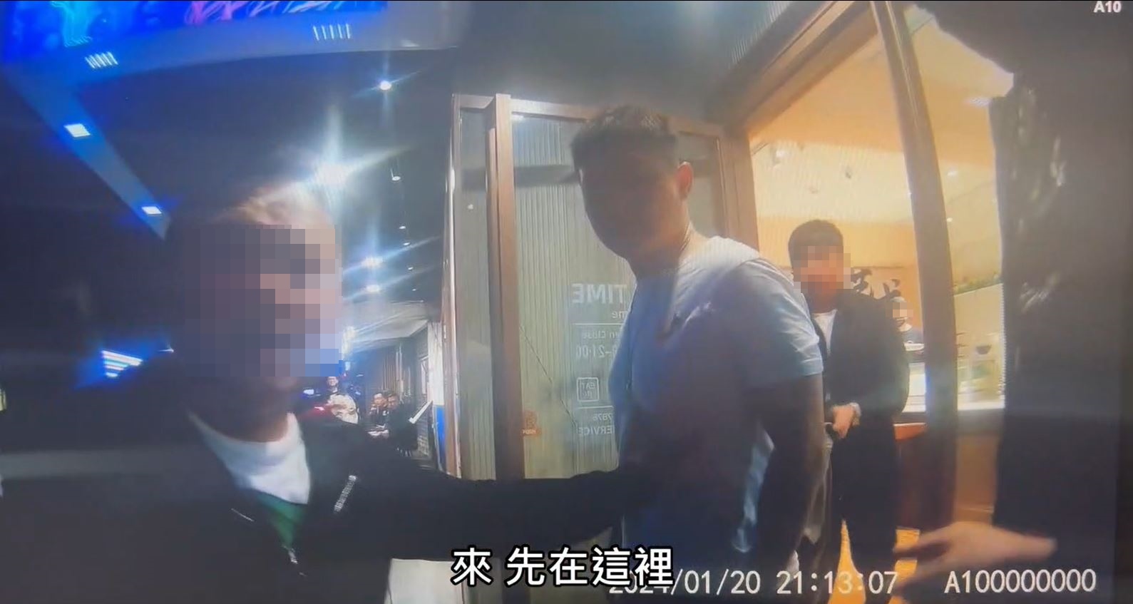 針對Toyz稱警方縱容超哥等人打人，警方曝光密錄器畫面還原第一時間現場情況。（翻攝畫面）