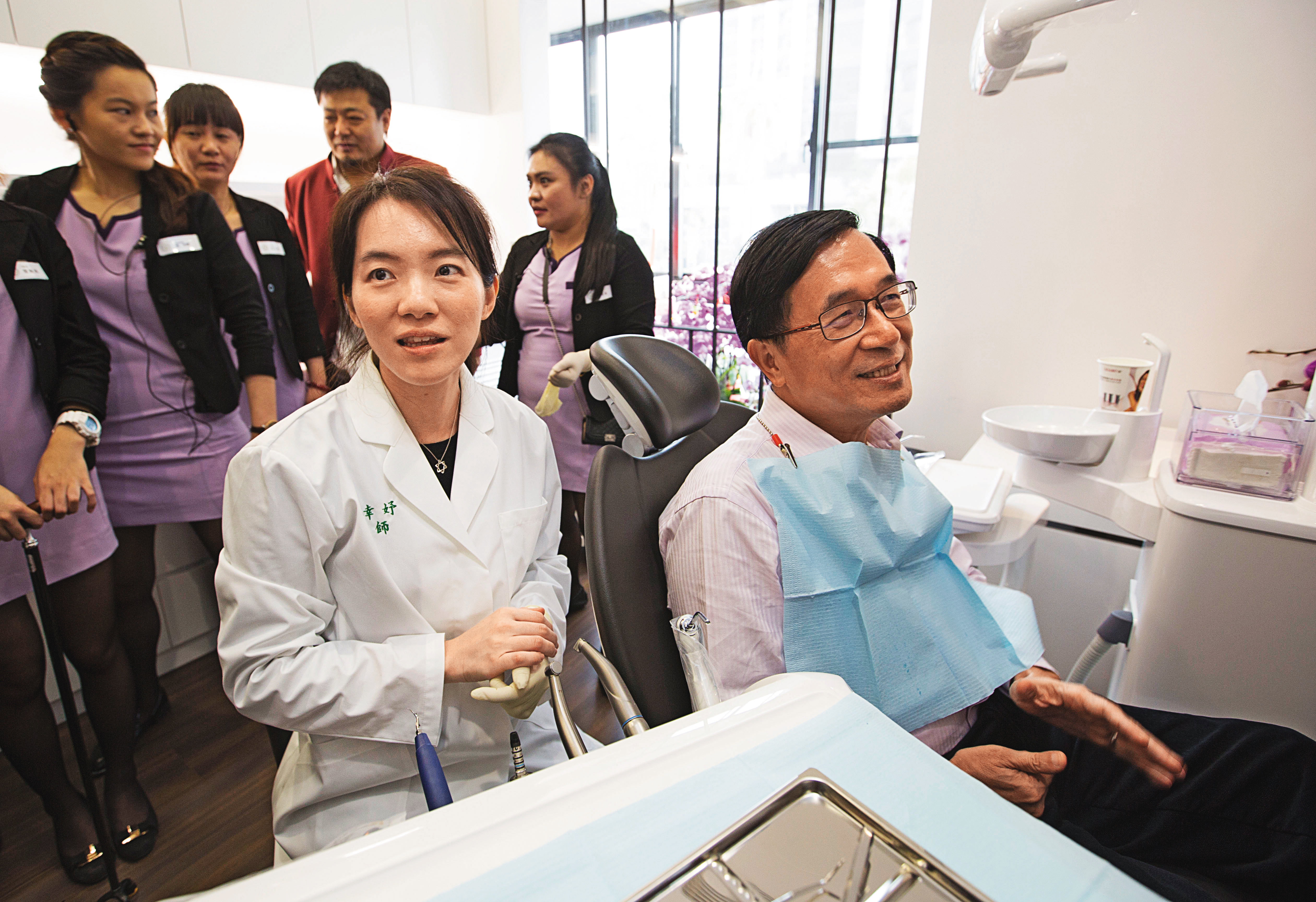 陳水扁（右）保外就醫後，參與女兒陳幸妤（左）牙醫診所開幕，去年還出庭替她打贏醫療官司。