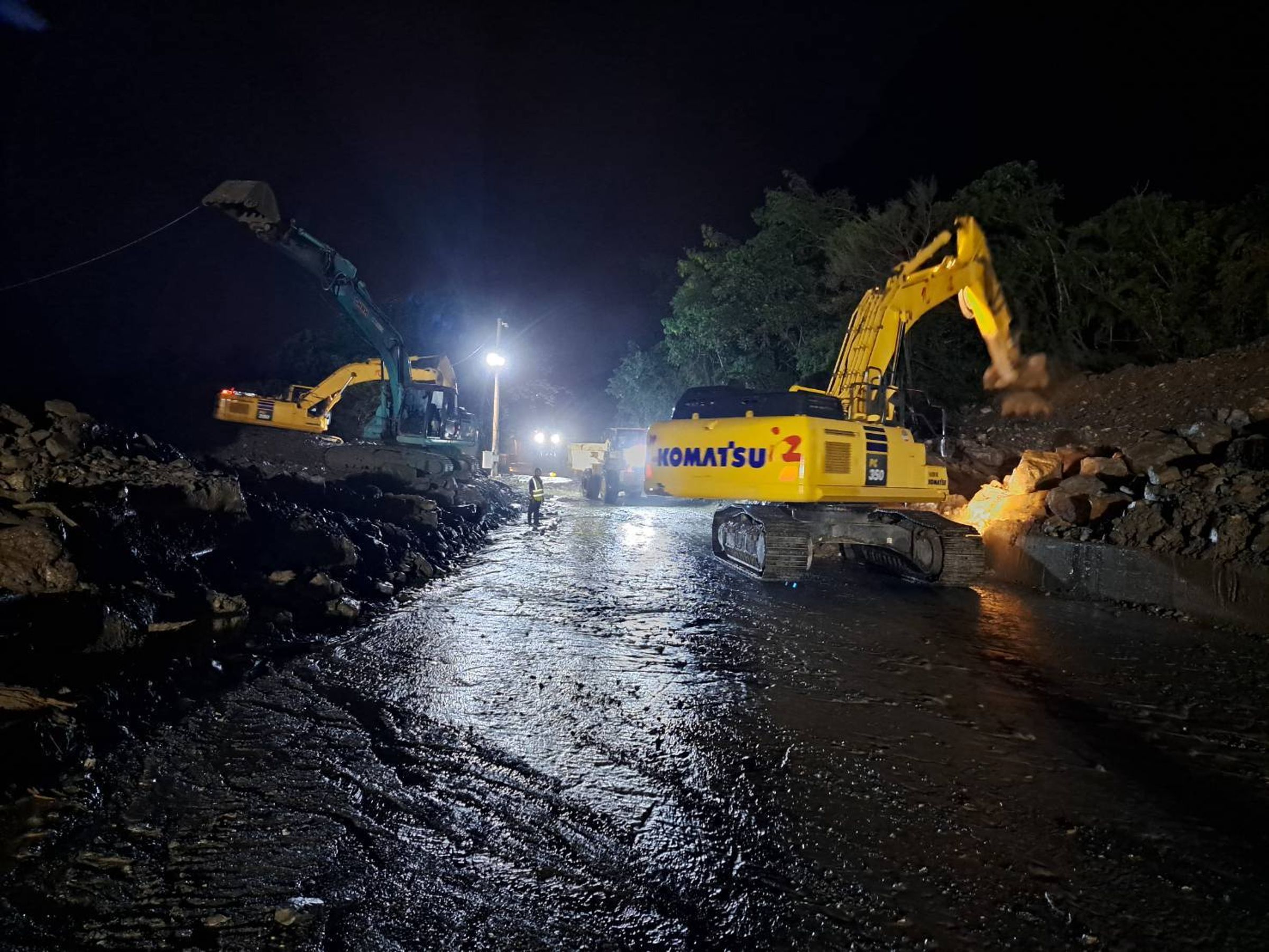 蘇花路廊風雨加劇，今日上午蘇澳至崇德及台9丁線蘇澳至和仁路段，實施預警性道路封閉「只出不進」；台鐵北迴線崇德至和仁間，同樣施預警性停駛。（翻攝自東區養護工程分局官網）