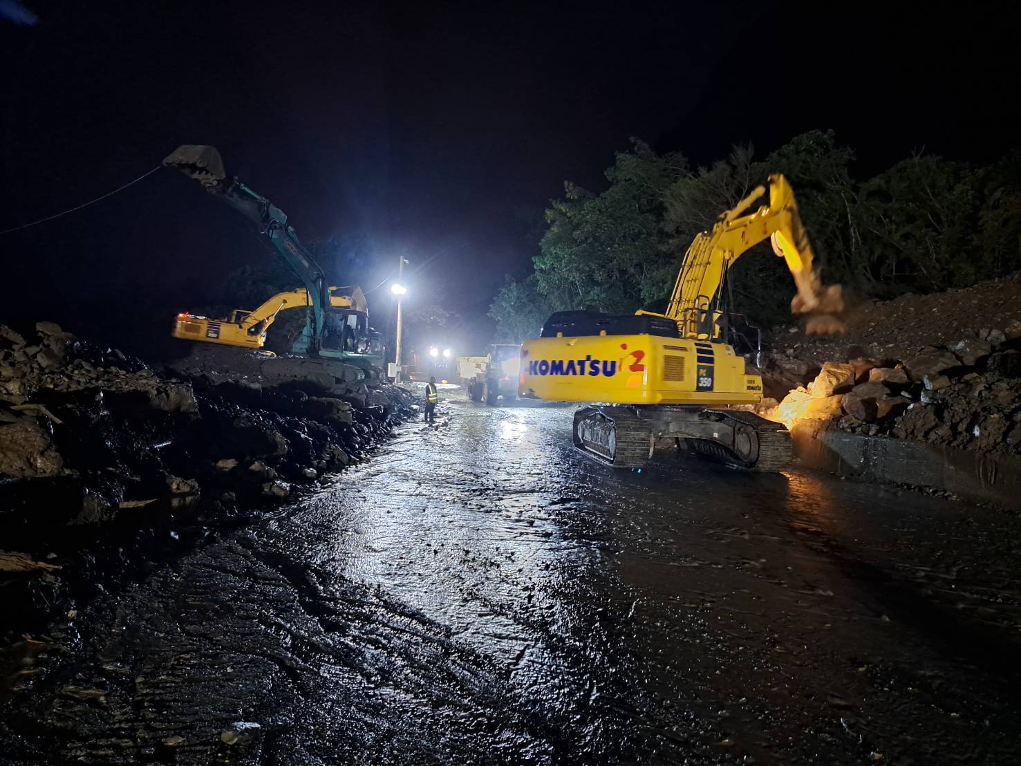 蘇花路廊風雨加劇，今日上午蘇澳至崇德及台9丁線蘇澳至和仁路段，實施預警性道路封閉「只出不進」；台鐵北迴線崇德至和仁間，同樣施預警性停駛。（翻攝自東區養護工程分局官網）