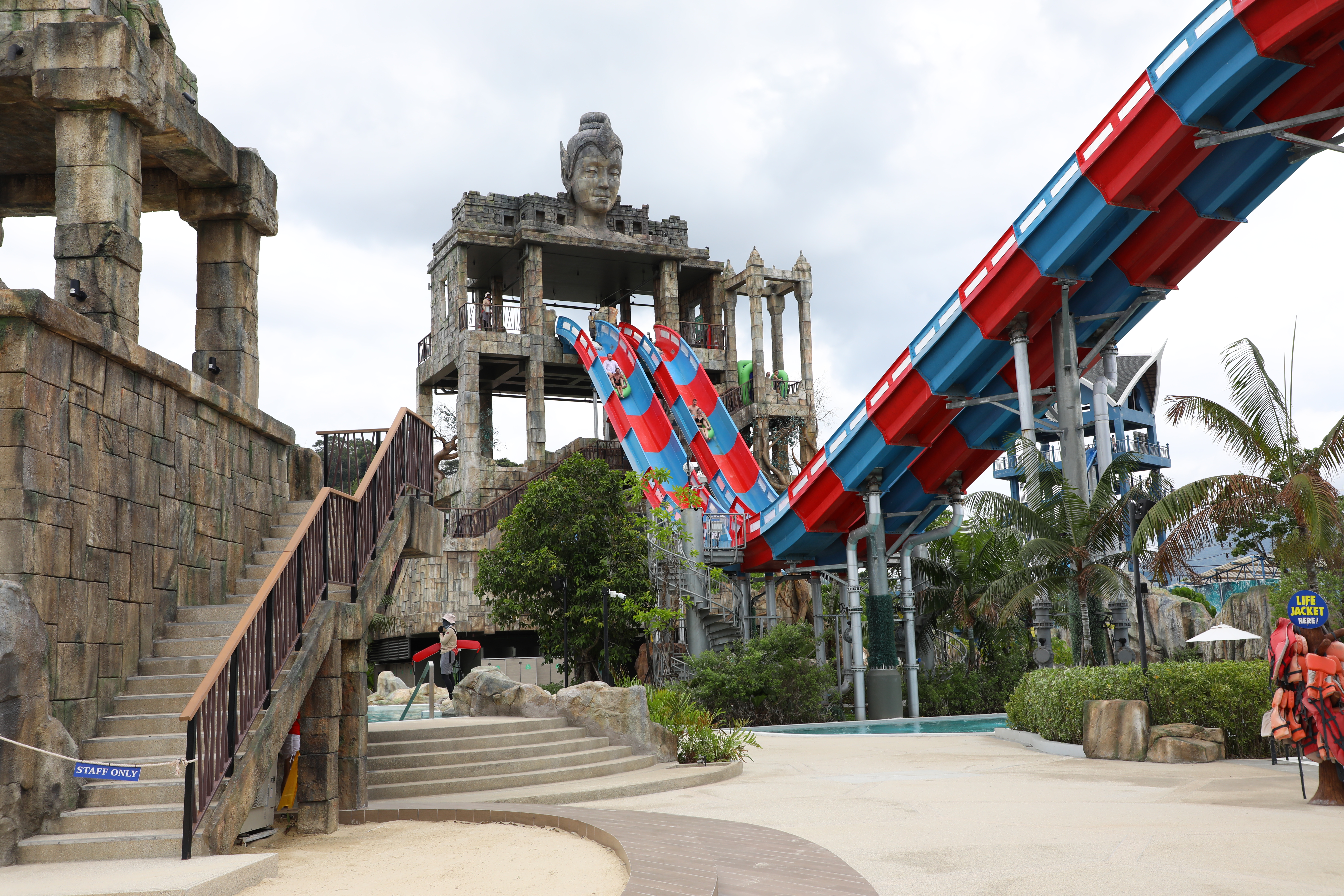 「安達曼達水上樂園」是全泰最大的水上樂園，擁有東南亞最長滑水道。