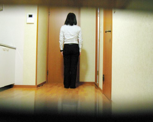 變態男耍鬼魅賤招「有洞就插」，偷拍30女約500部裸片得逞。（示意圖，翻自《朝日新聞》）