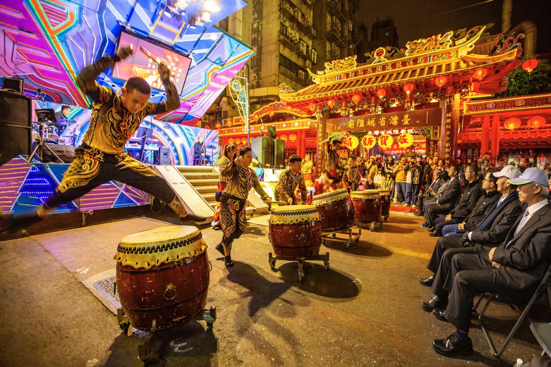 各家宮廟將以獨特的方式展現新春元宵氛圍（圖為2024台北燈節趣味創意攝影比賽台灣省城隍廟獎）。（北市觀傳局提供）