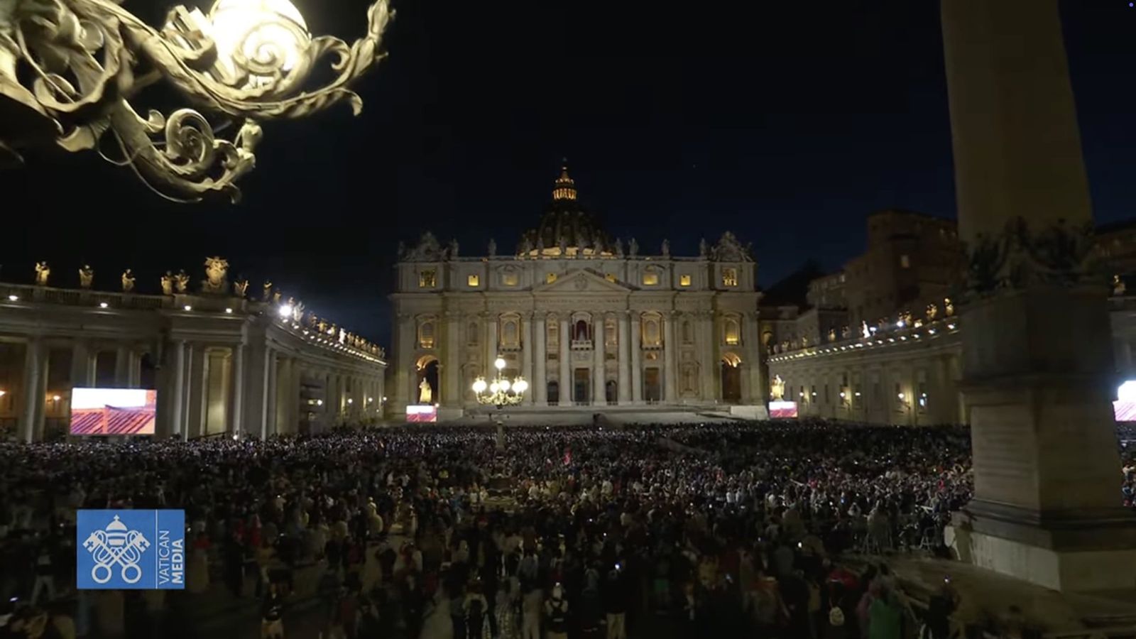 4萬5千名信徒聚集在聖伯多祿廣場,等待新任教宗選出來。(翻攝Vatican Media畫面)