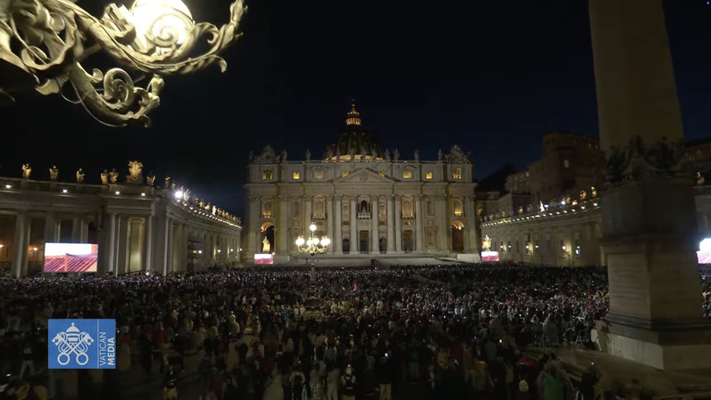 4萬5千名信徒聚集在聖伯多祿廣場，等待新任教宗選出來。（翻攝Vatican Media畫面）