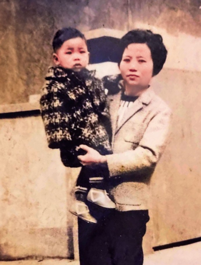 余能生（左）是家中么子、母親（右）最疼愛的孩子。（余能生提供）