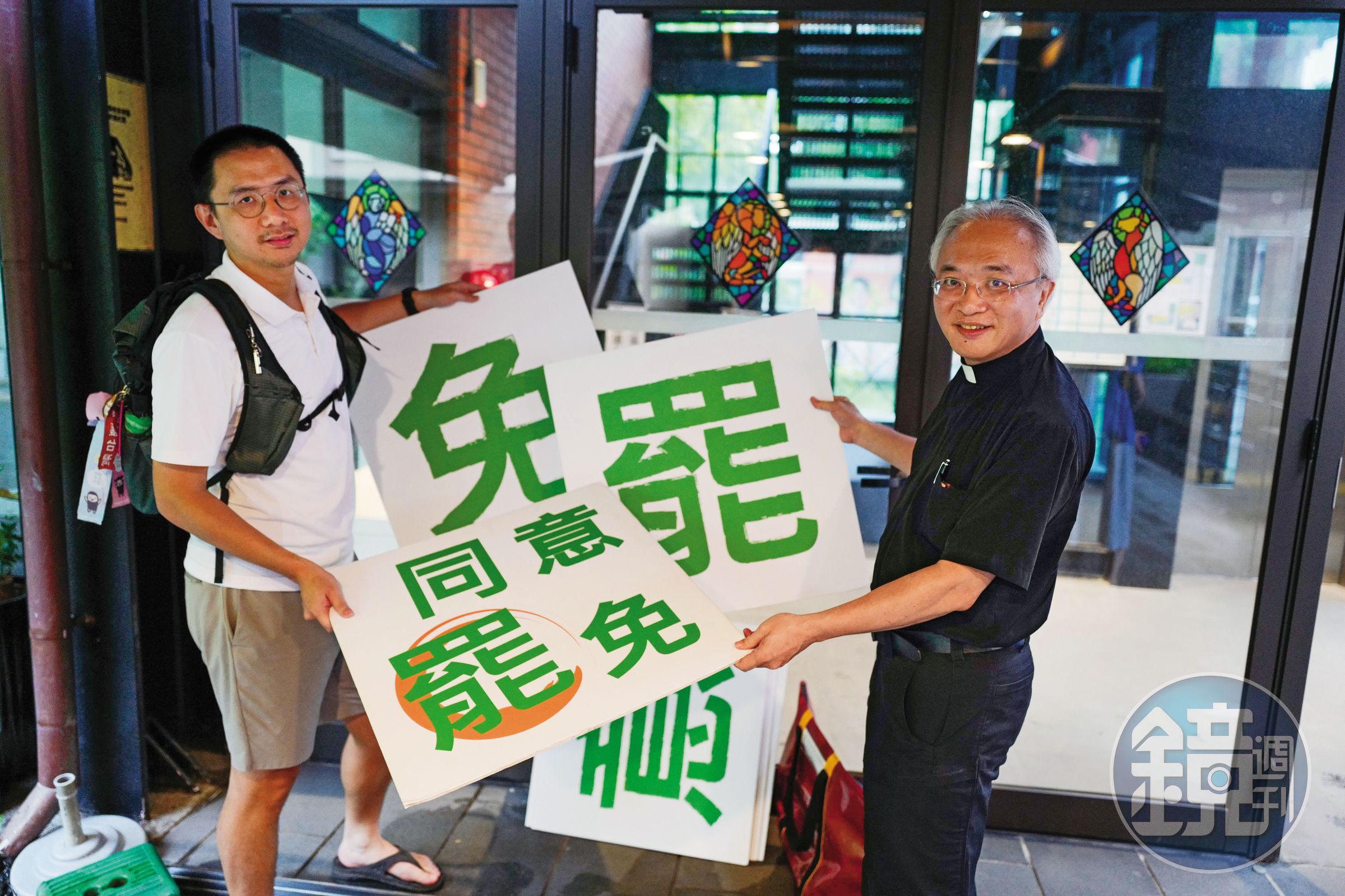 726結束，丹丹（左）來濟南長老教會拿寄放的看板，繼續為第二波罷免努力。
