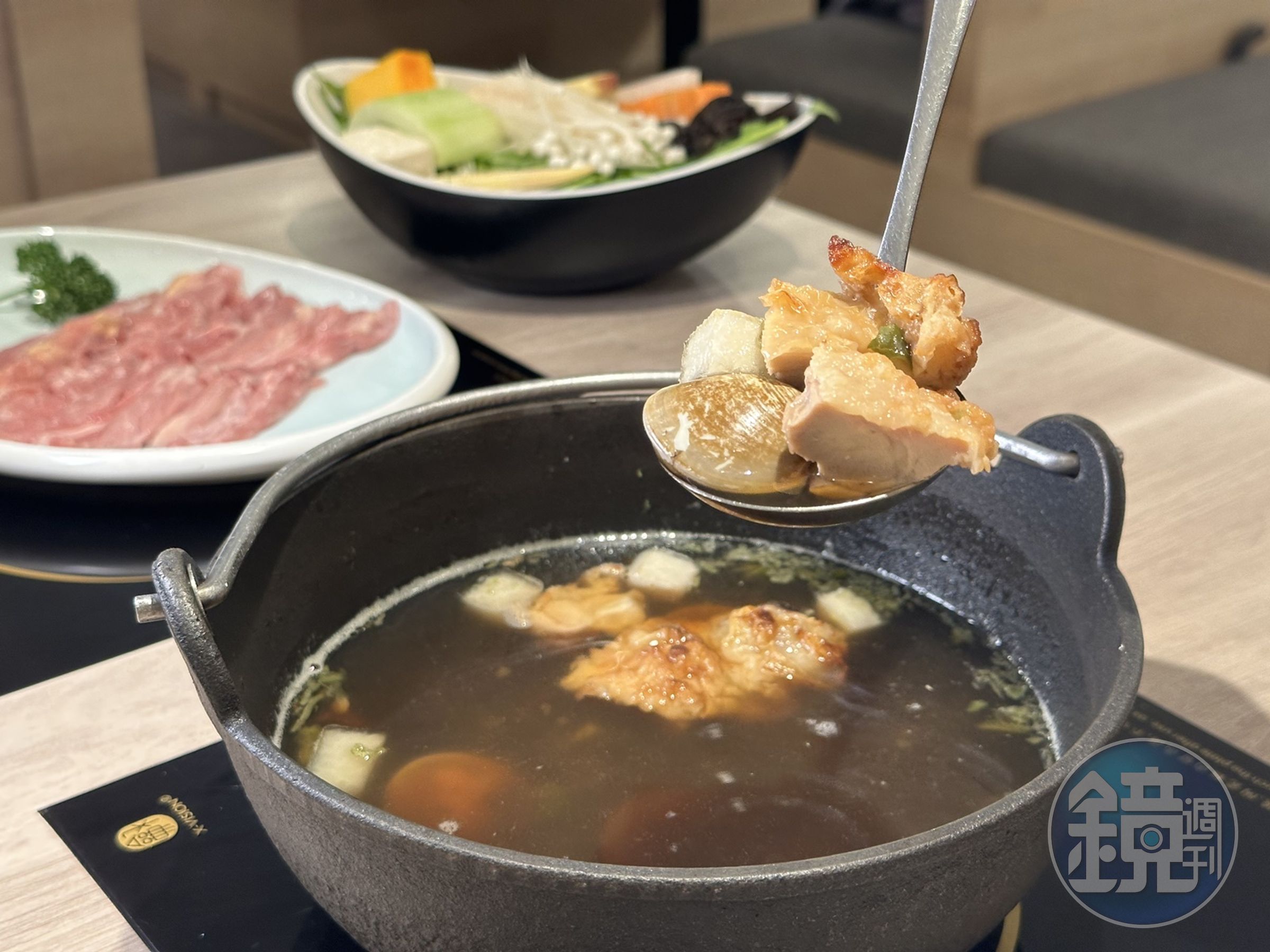 「剝皮辣椒雞湯」喝起來辛嗆，尾韻有甜味，雞腿肉有煎過的油香。（需另加價59元）