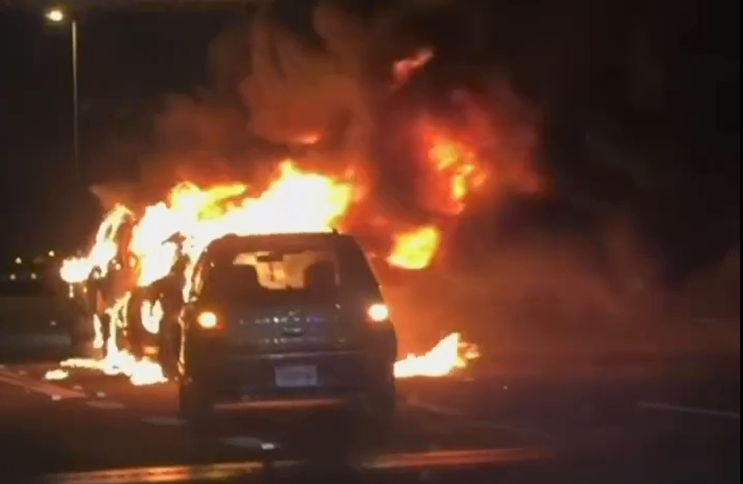 國道三號霧峰路段匝道口，疑似追撞引發火燒車，火勢相當猛烈。（翻攝畫面）