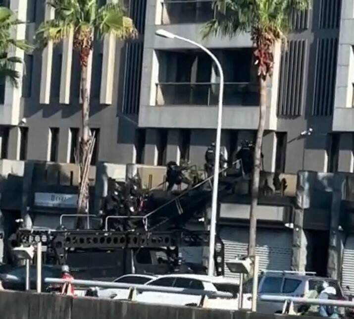 網路流傳的攻堅畫面，有網友說是警方掃蕩詐欺機房，中市警方則澄清，當時正在執行緝毒任務。（警方提供）