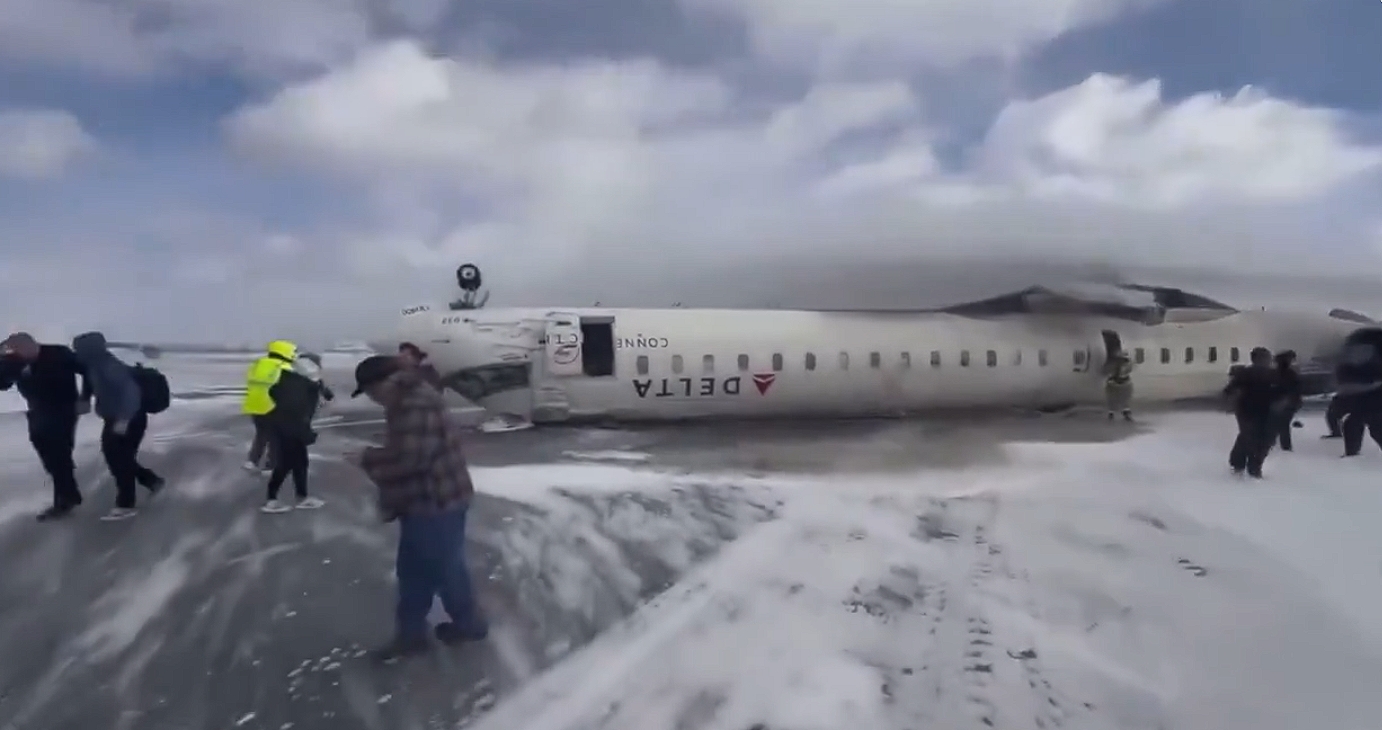 達美航空在多倫多機場降落時發生翻覆意外，幸無人員罹難。（翻攝自X）