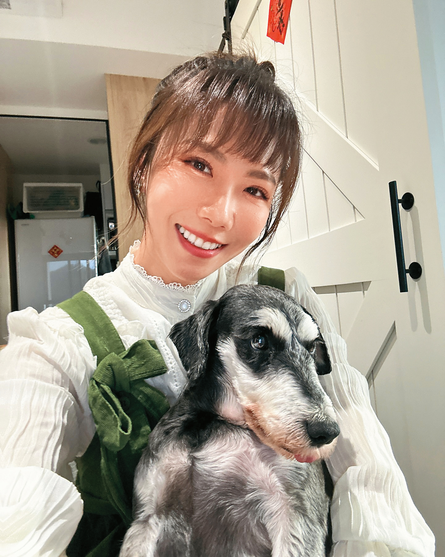 重新做狗媽媽後，大牙常在社群分享與愛犬的幸福互動。（翻攝自大牙IG）