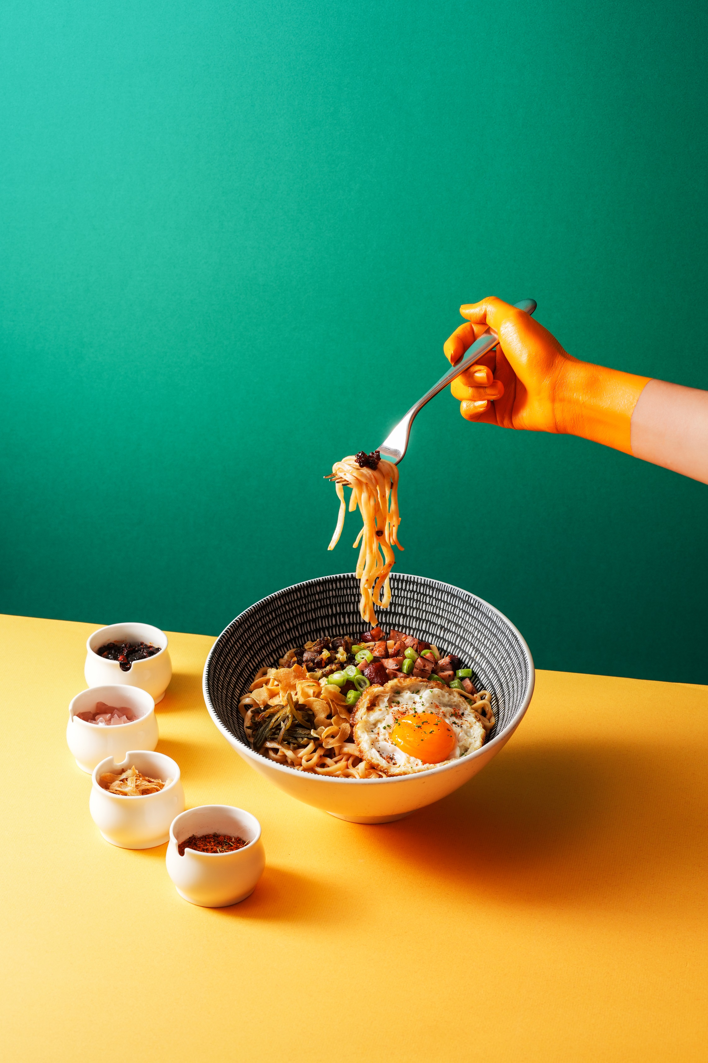 甜鹹口味的「辣味台灣豬肉醬起司香腸手工乾麵」，老饕吃法是將香酥煎蛋的半熟蛋黃與乾麵拌勻一併享用。（368元／碗）（台北Ｗ Hotel提供）