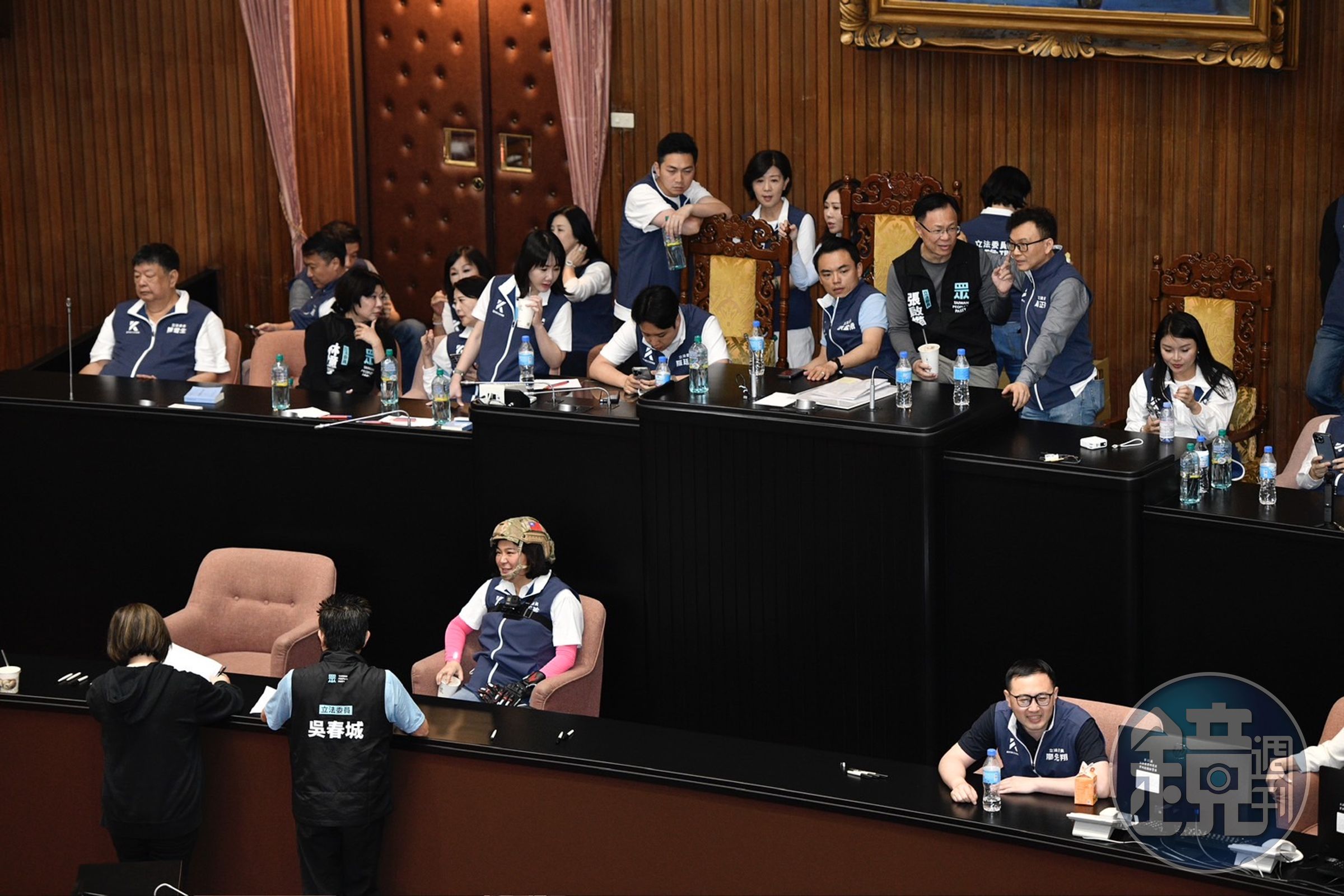 國民黨立委與民眾黨立委搶占主席台。