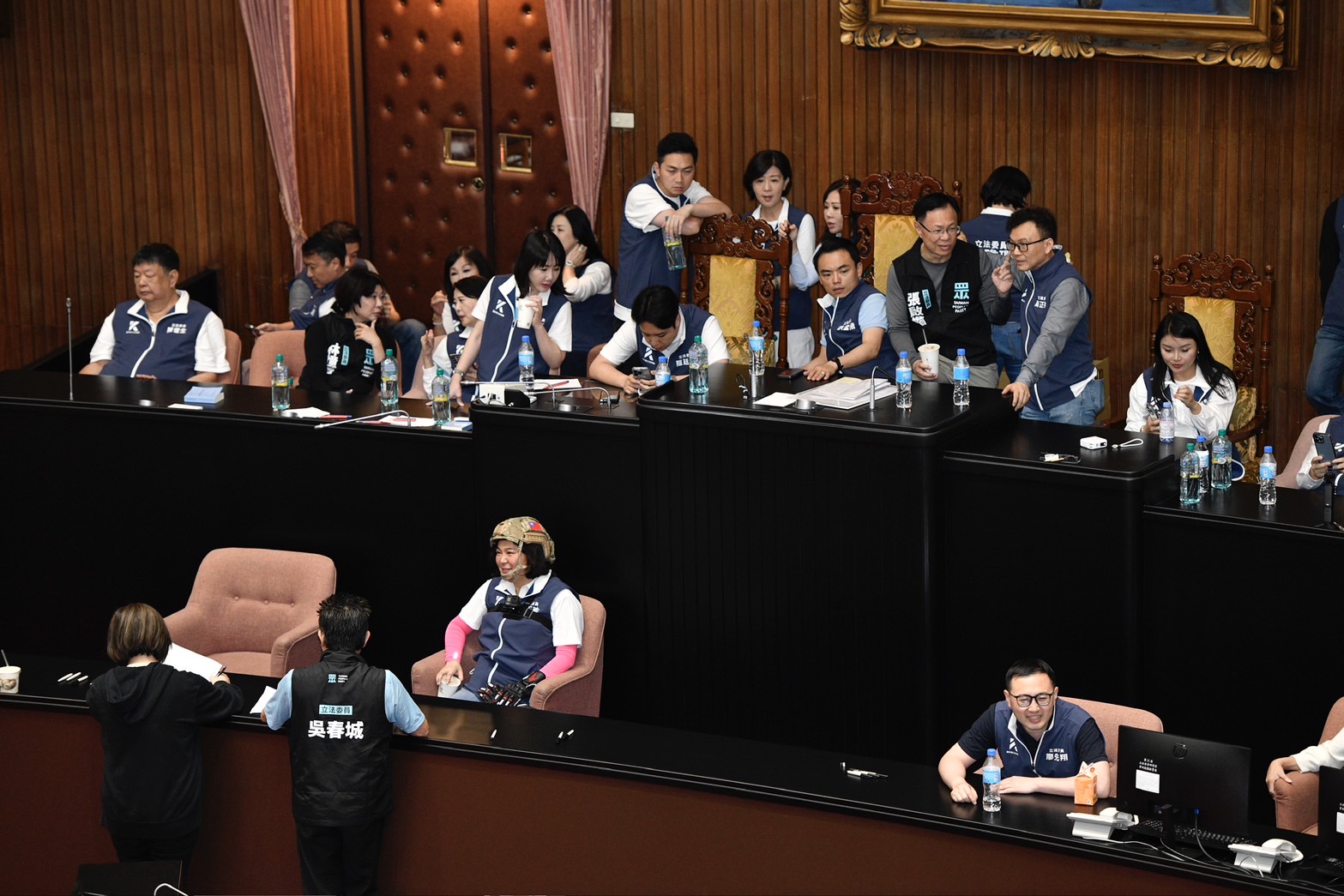 國民黨立委與民眾黨立委搶占主席台。