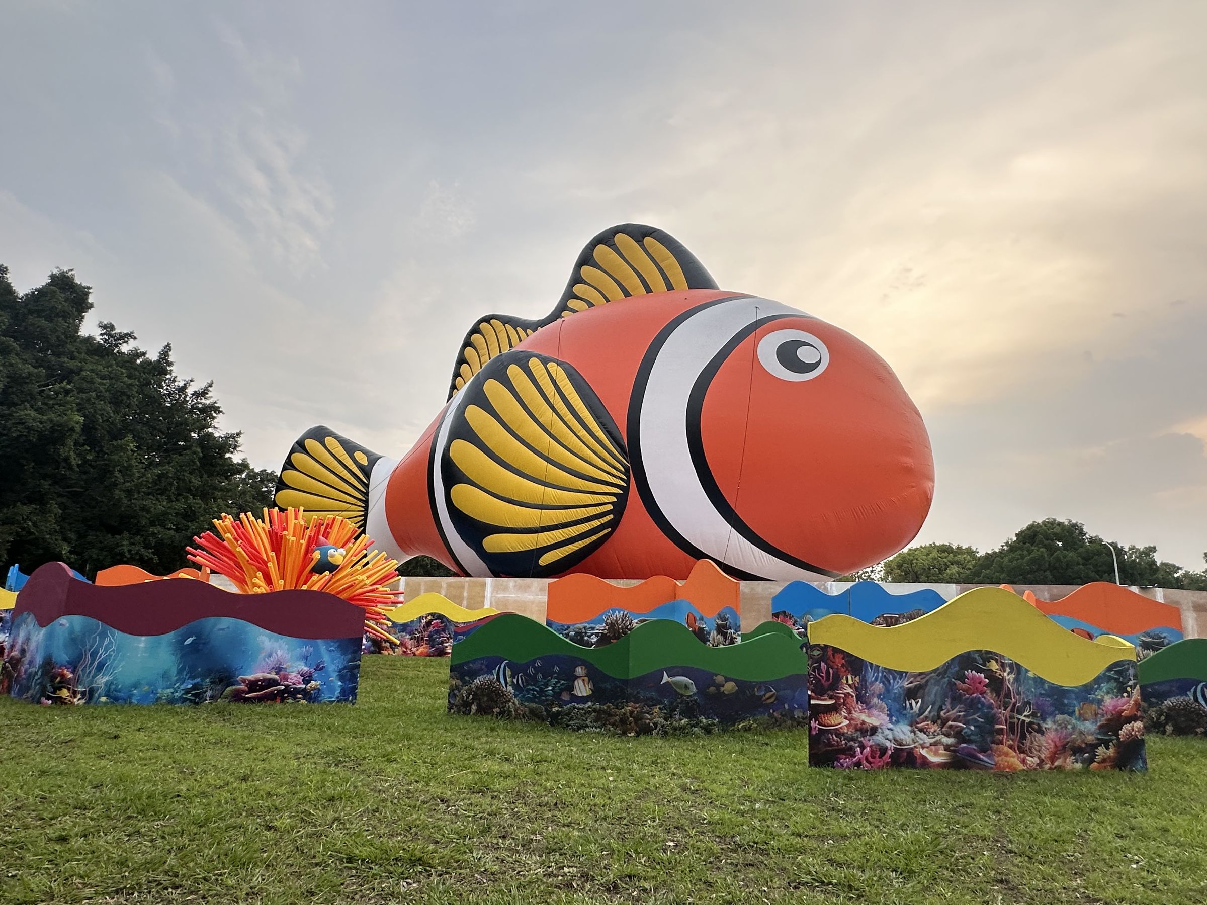 超大小丑魚在衛武營都會公園草地供大家觀賞。(紙風車文教基金會提供)