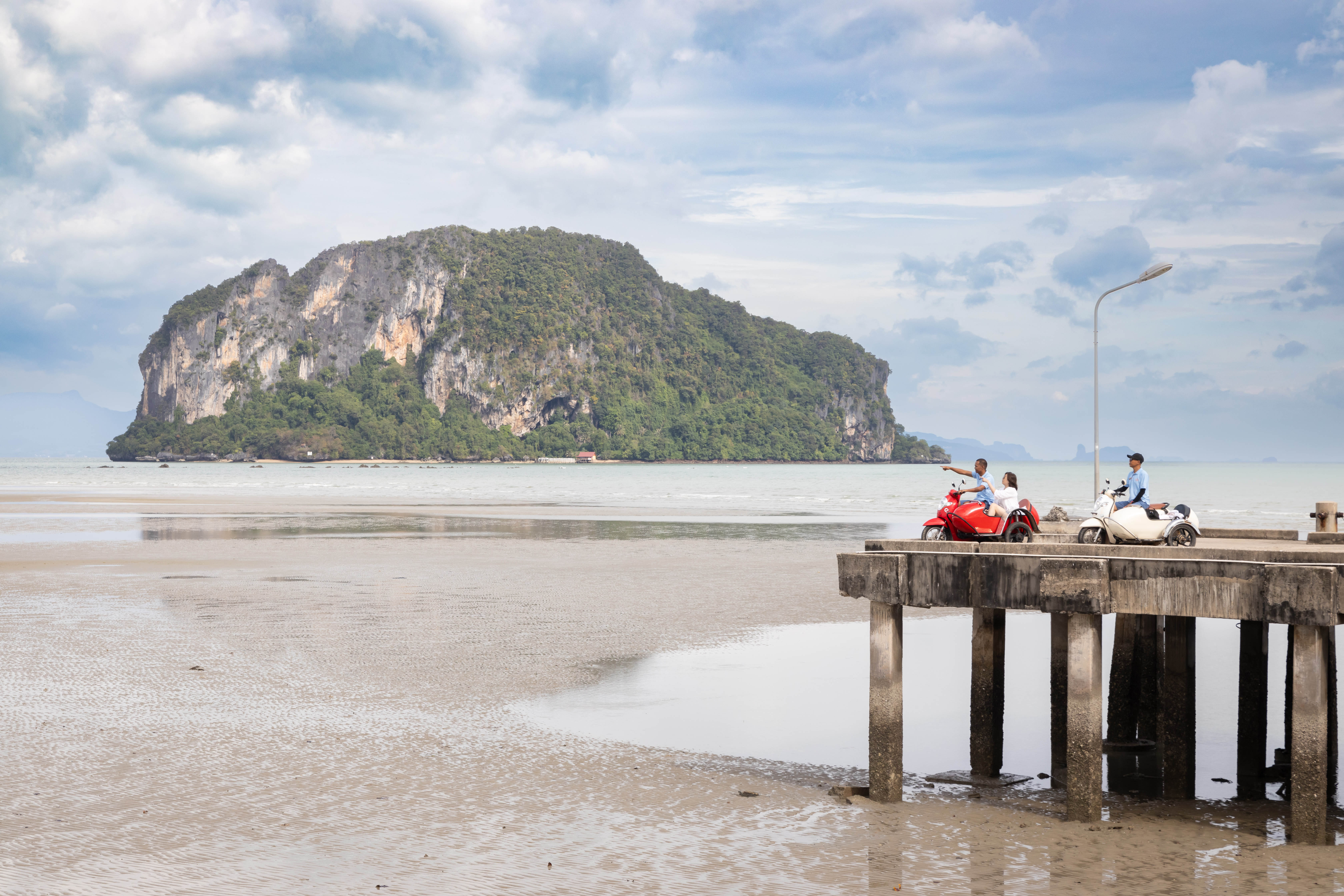 搭邊車到大長島的碼頭上，嚮導說遠處停泊的大都是捕龍蝦的漁船。