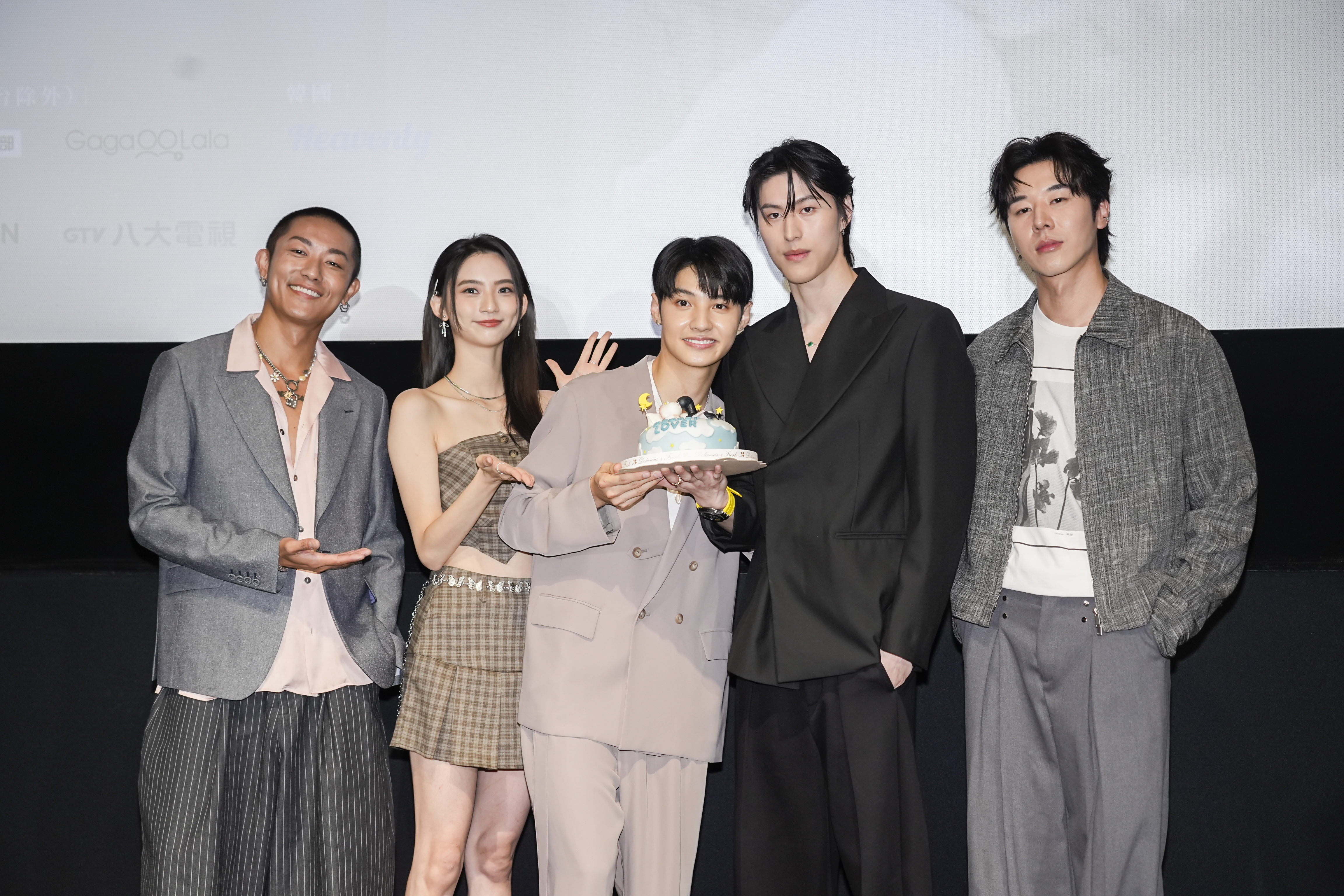 《秘密關係》演員張楷奕(左起)、袁子筑、王君豪、成晞、林嘉威出席記者會。