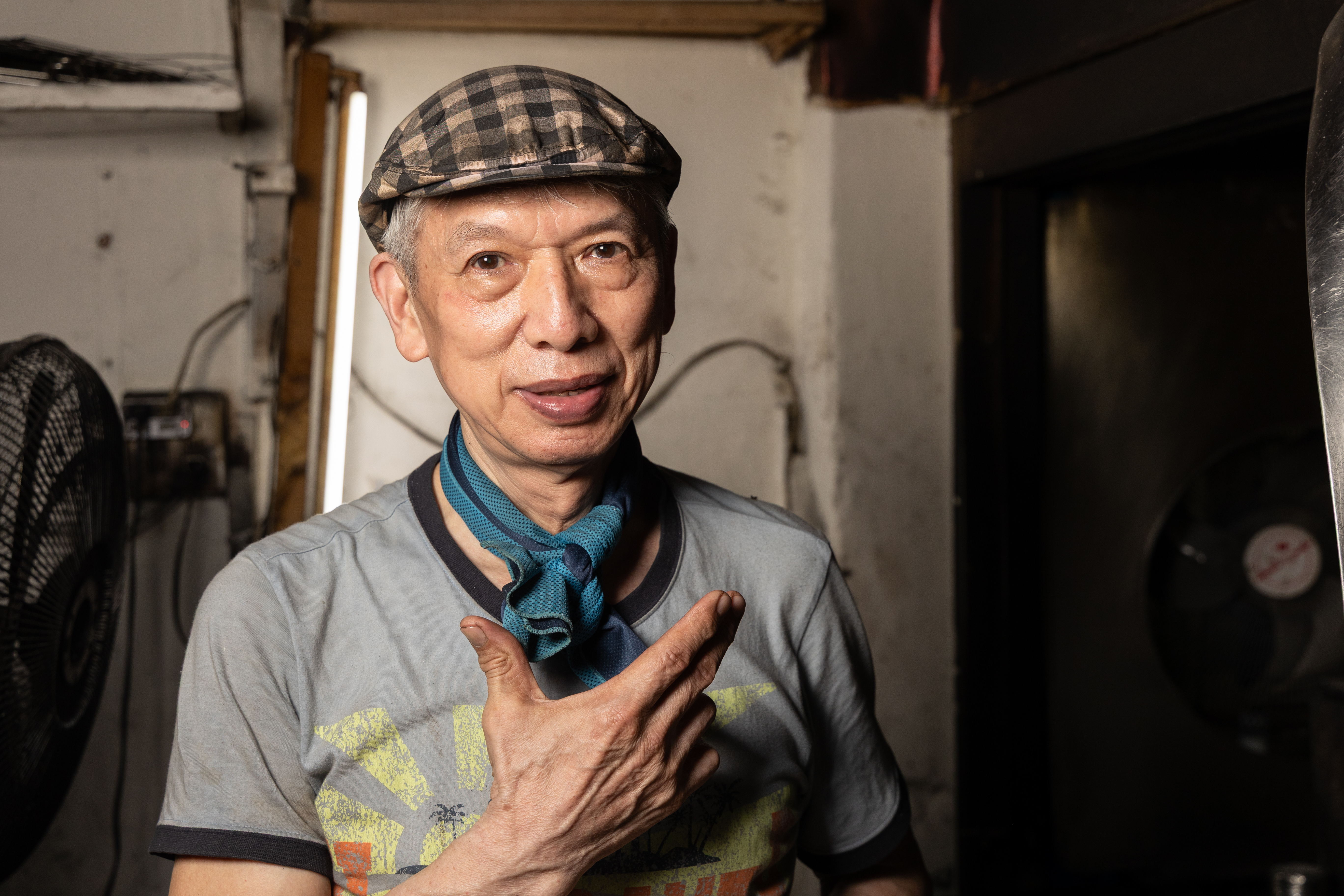 姚欽淇是姚燒鳥第三代接班人，在爐炭前站了50幾年，依舊堅守崗位。