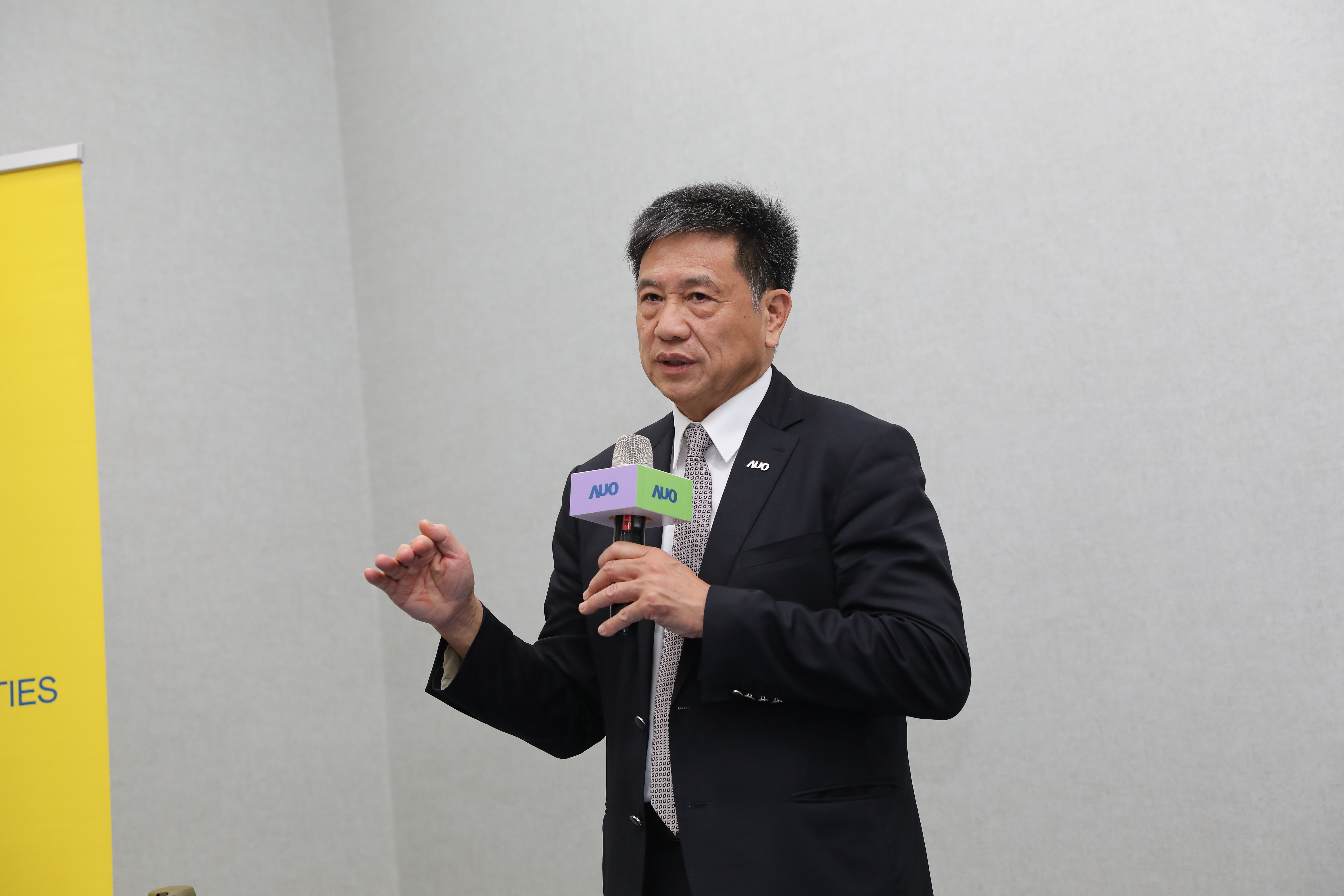 不少零組件台廠看好AI PC需求，友達最新法說更強調將因此導入低溫多晶矽（LTPS）面板，解決高運算伴隨的耗電問題。圖為友達董事長彭双浪。（本刊資料照）