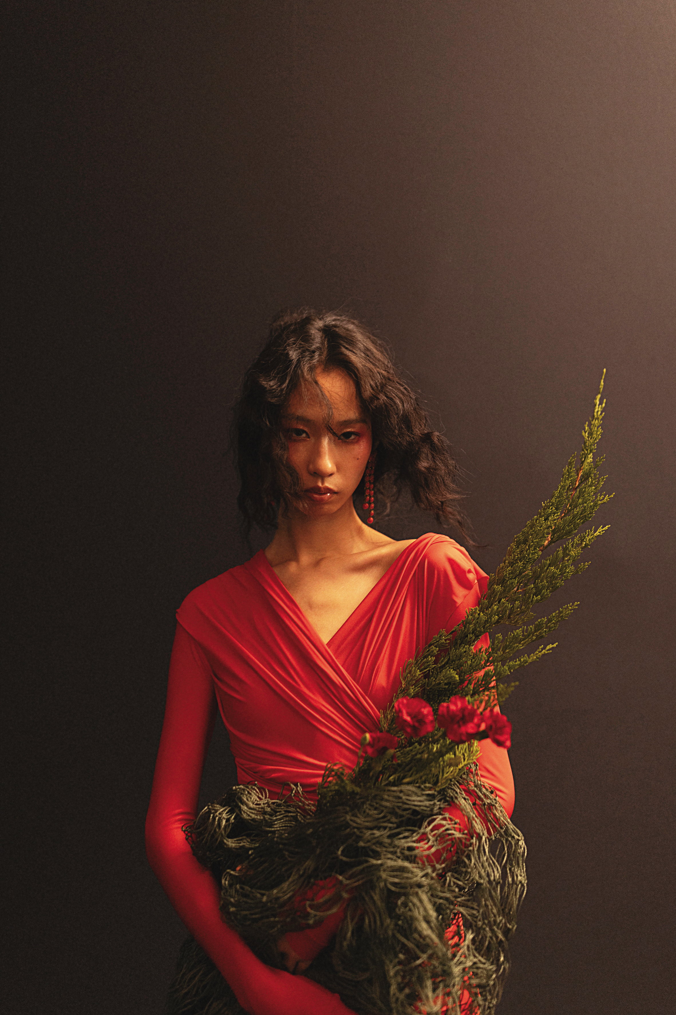 紅色緊身短洋裝 NT$75,000 by BALENCIAGA。紅色垂墜耳環 NT$790 by ZARA。