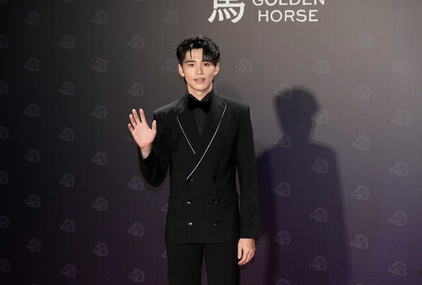 王品澔一身黑西裝現身。