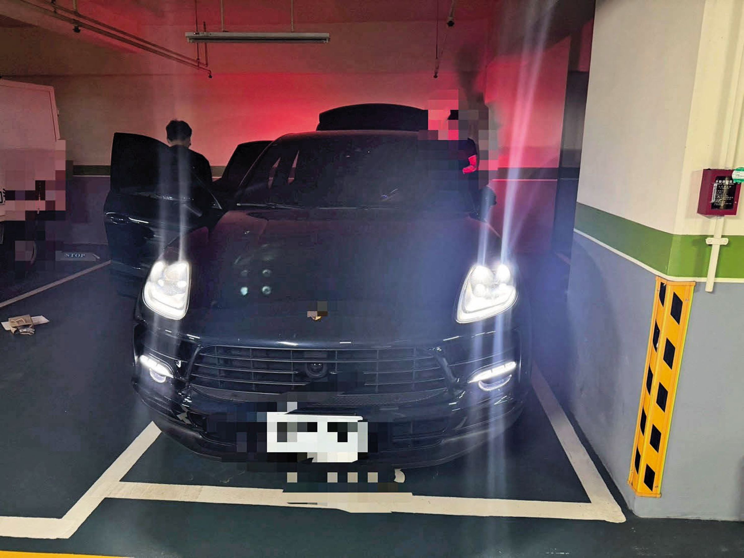 資訊公司掛名負責人的保時捷休旅車遭海巡署查扣,專案小組正擴大追查幕後共犯。(海巡署提供)