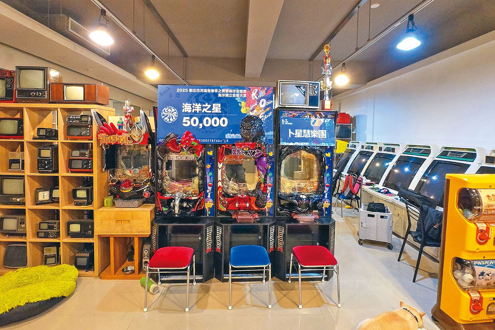 卜星慧和製作人男友莊景雲同住多年，男友還把她獲得海洋音樂祭海洋之星的看板，放在家裡當珍藏。（翻攝自chinyunchuang Threads）