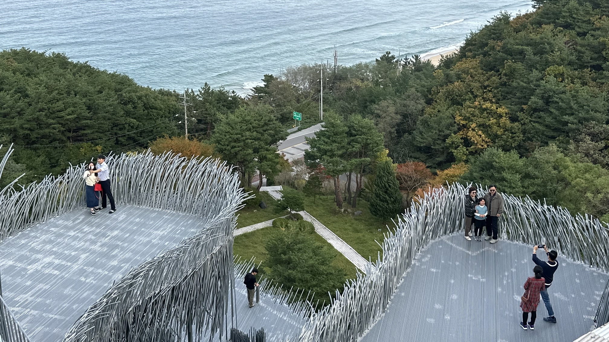 戶外區以鋼條搭建的步道可串聯多個場域。