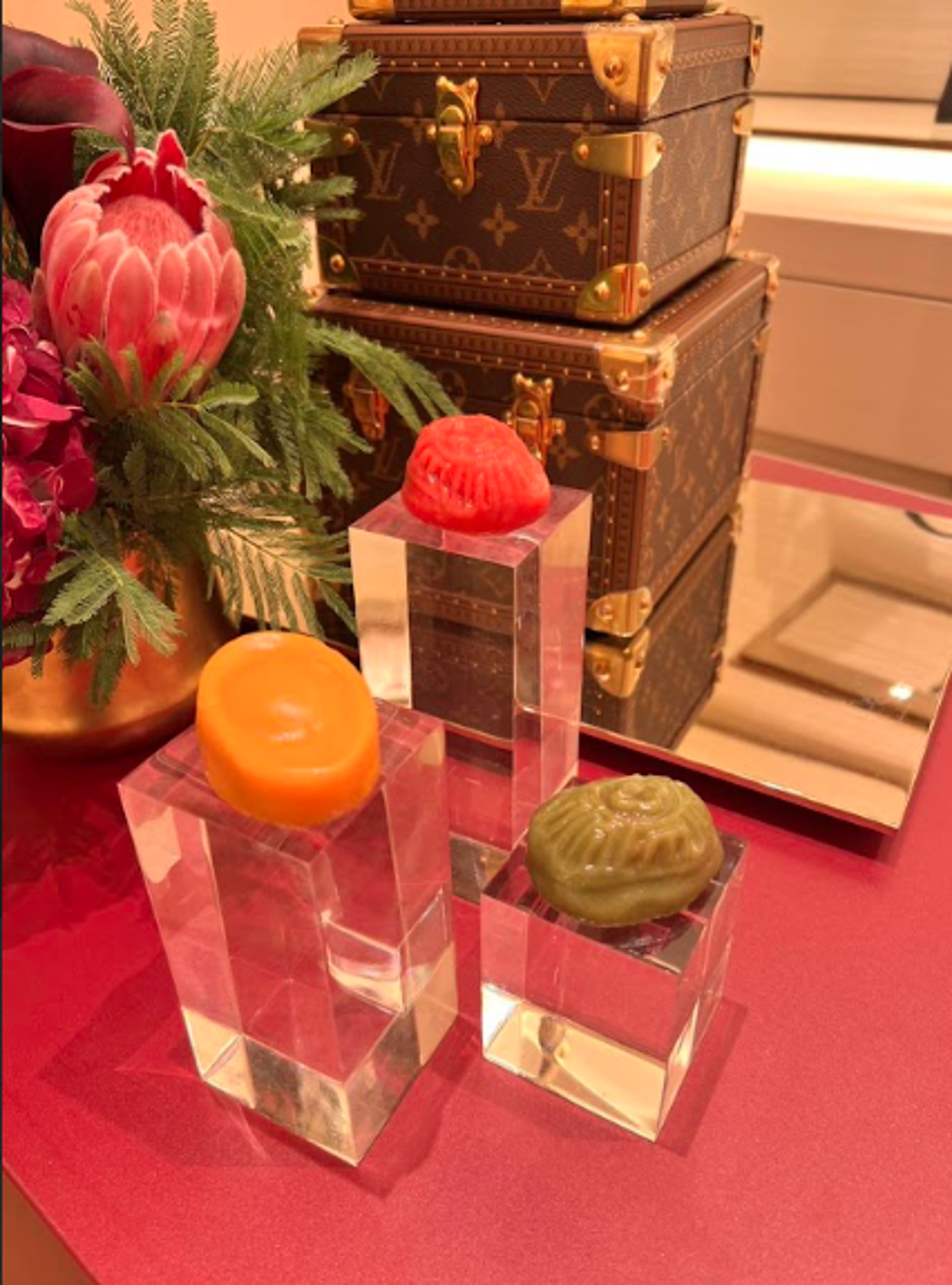 李東展受精品LV要求,客製化壓印經典小花logo在迷你粿上,去年LV在旗艦店活動上發放給VIP。(李東展提供)