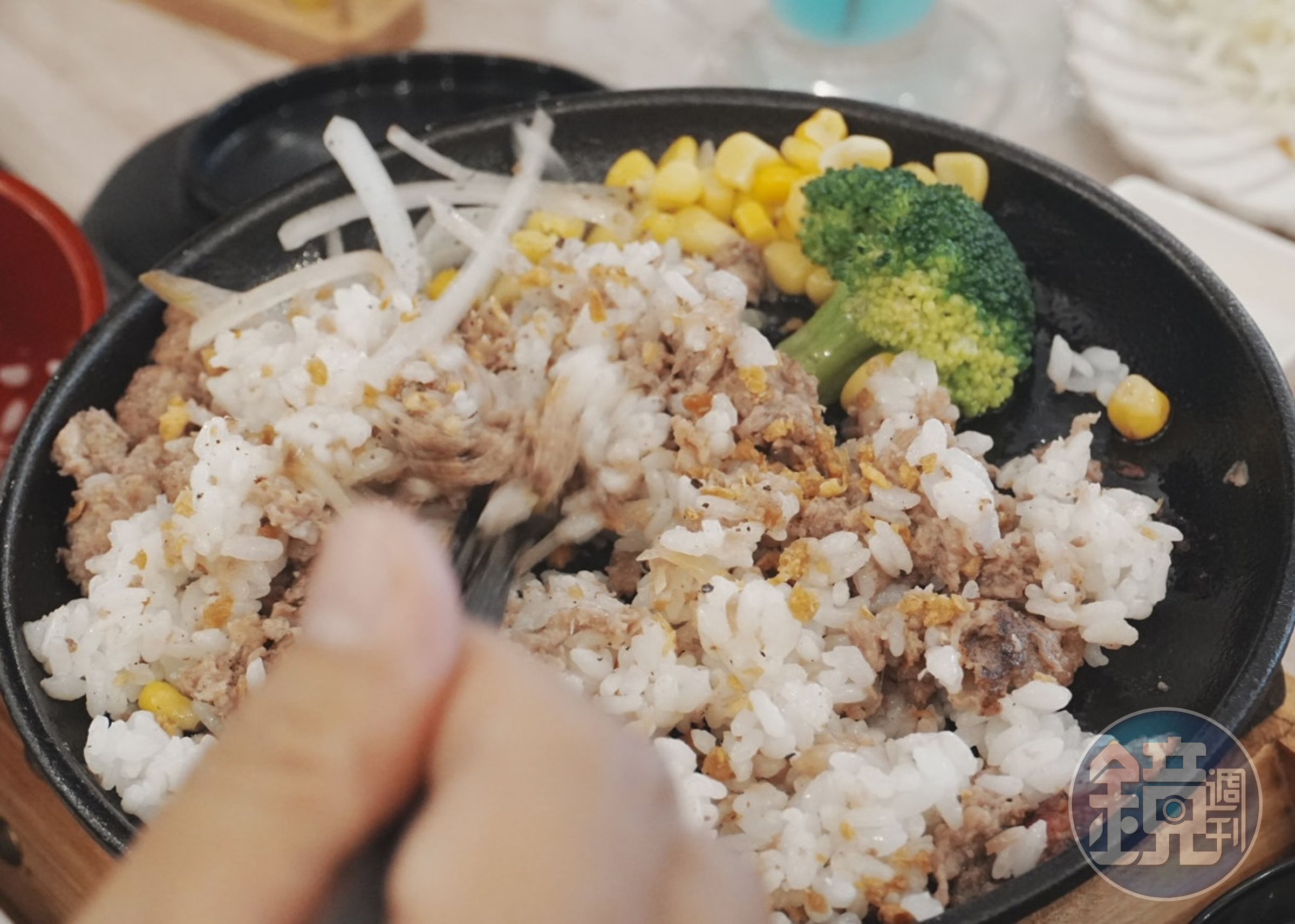 漢堡排也能多吃,用餐尾聲記得留點飯和肉,用來現炒一份「和牛蒜香鐵板炒飯」。