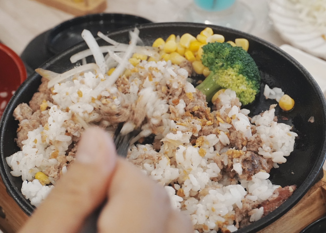 漢堡排也能多吃，用餐尾聲記得留點飯和肉，用來現炒一份「和牛蒜香鐵板炒飯」。