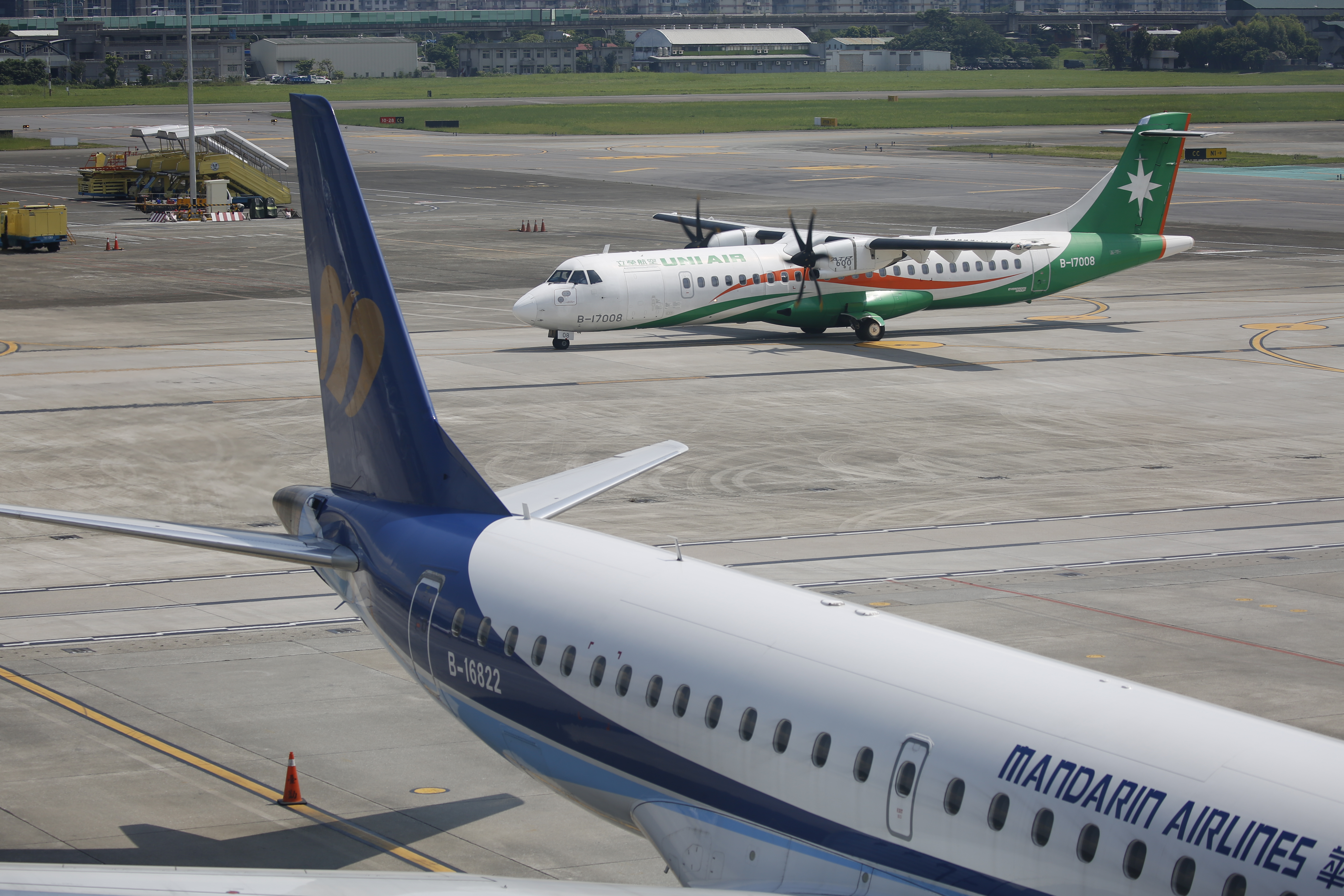 因應共軍環台演習、明日空域管制影響，立榮航空和華信航空接連公告航班異動。（本刊資料照）